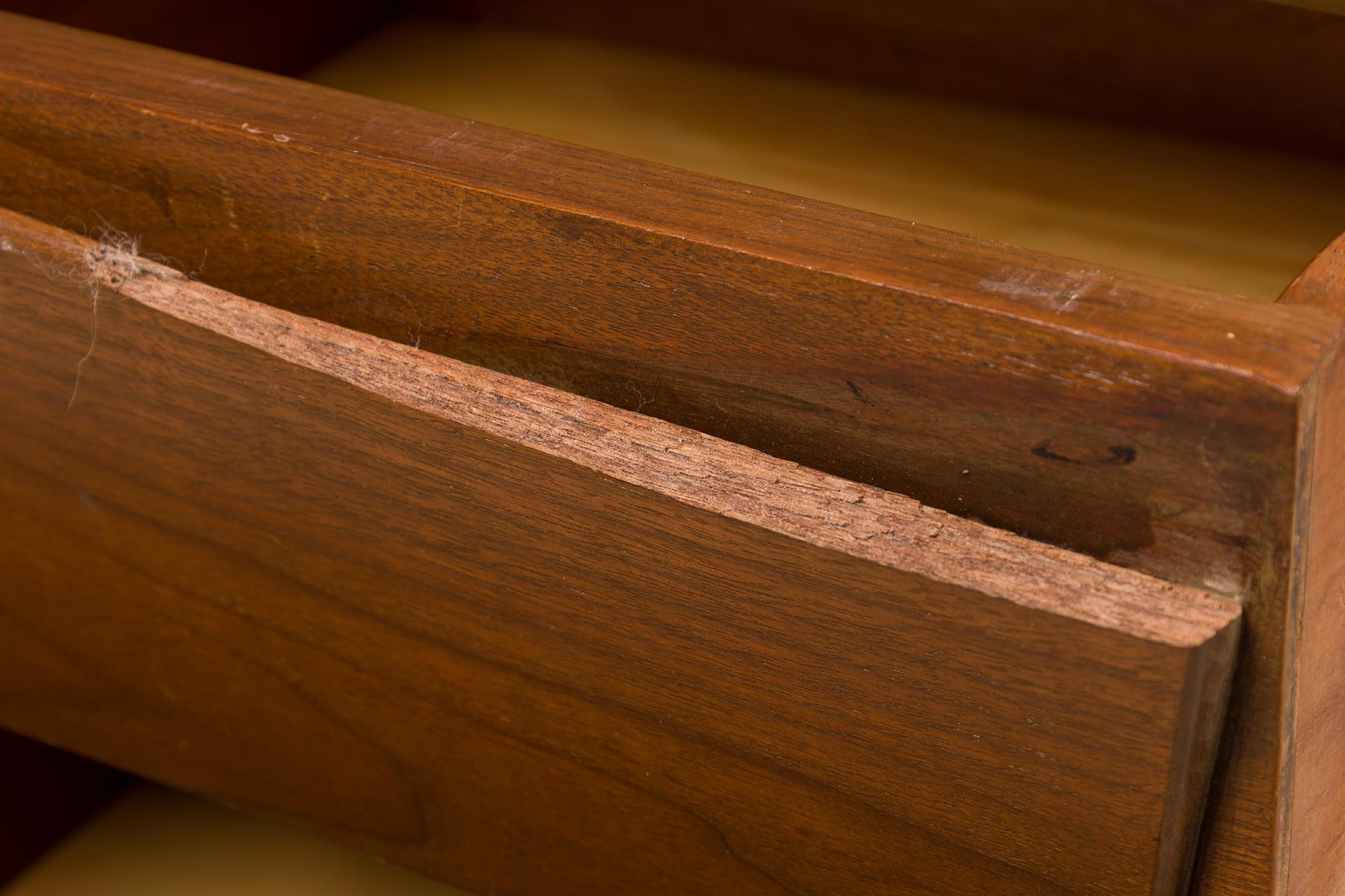 Italian Mid-Century Walnut Ponti Style Desk For Sale 1