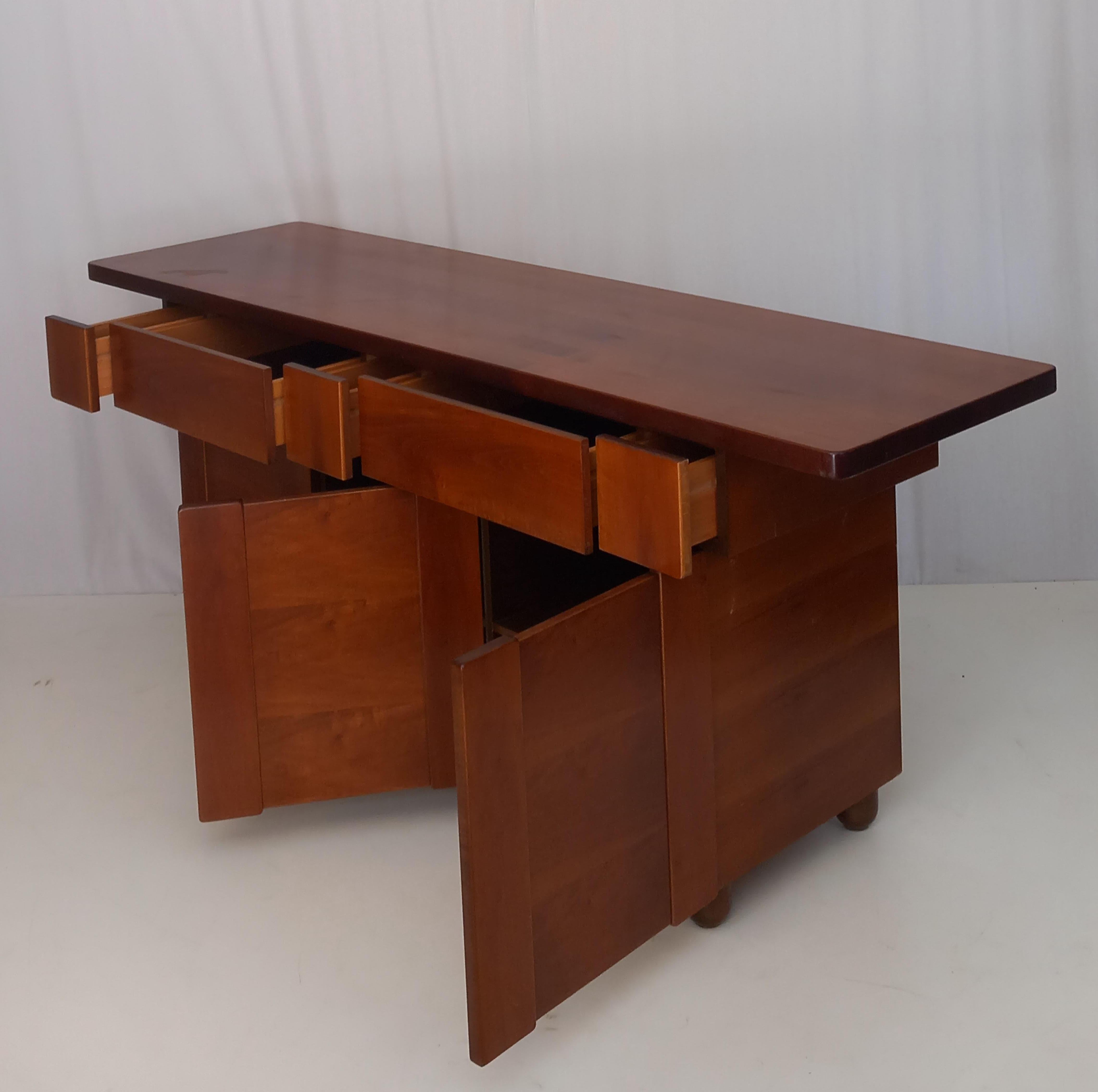 Rehaussez votre espace avec ce buffet vintage moderne du milieu du siècle, une pièce étonnante conçue et produite en Italie dans les années 1970. Fabriqué de manière experte en noyer aux tons chauds, il témoigne de l'élégance et de la précision du