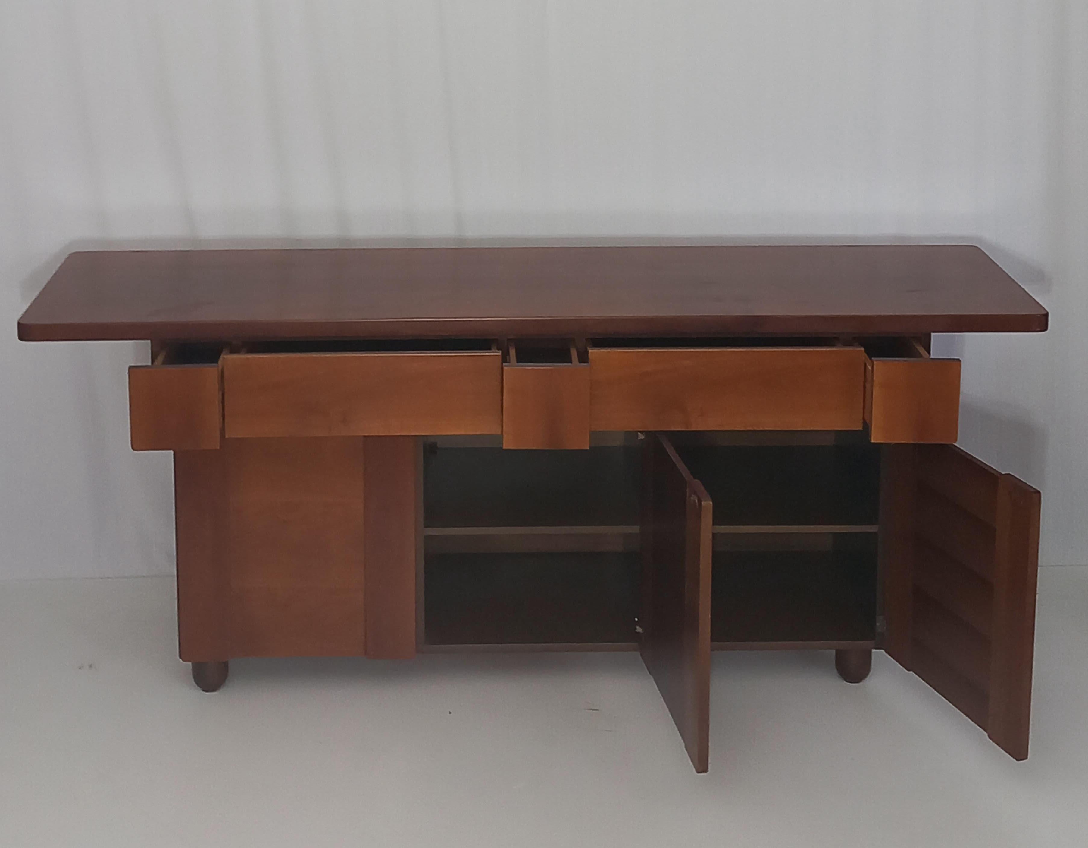 Italian Buffet italien en noyer du milieu du siècle, 1970 en vente