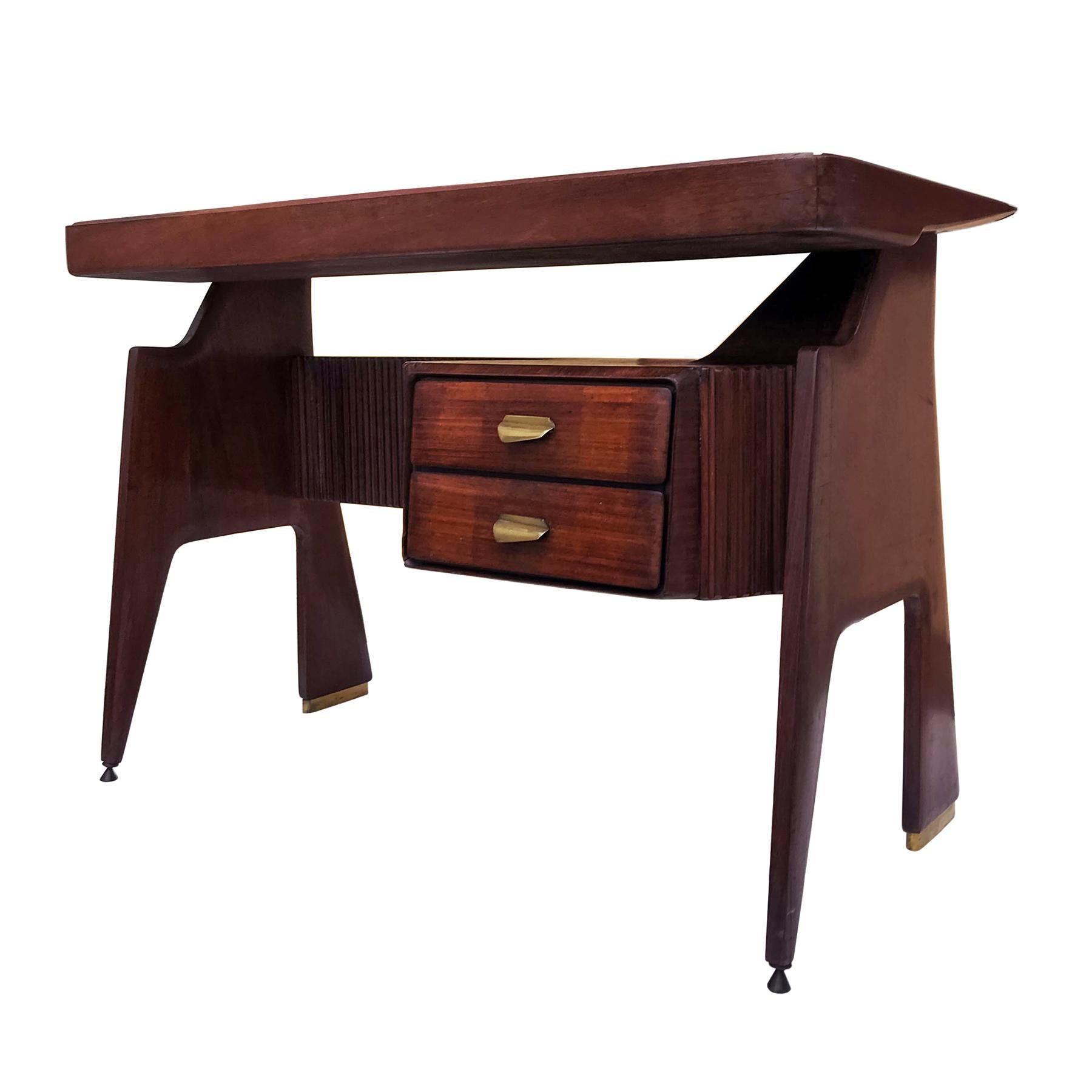 This amazing writing desk has been made in Italy over the years 1950s and its design is attributable to Vittorio Dassi.
It has a stylish and unusual shape, all around finished with superb reeded details.
The structure is Italian walnut and it’s