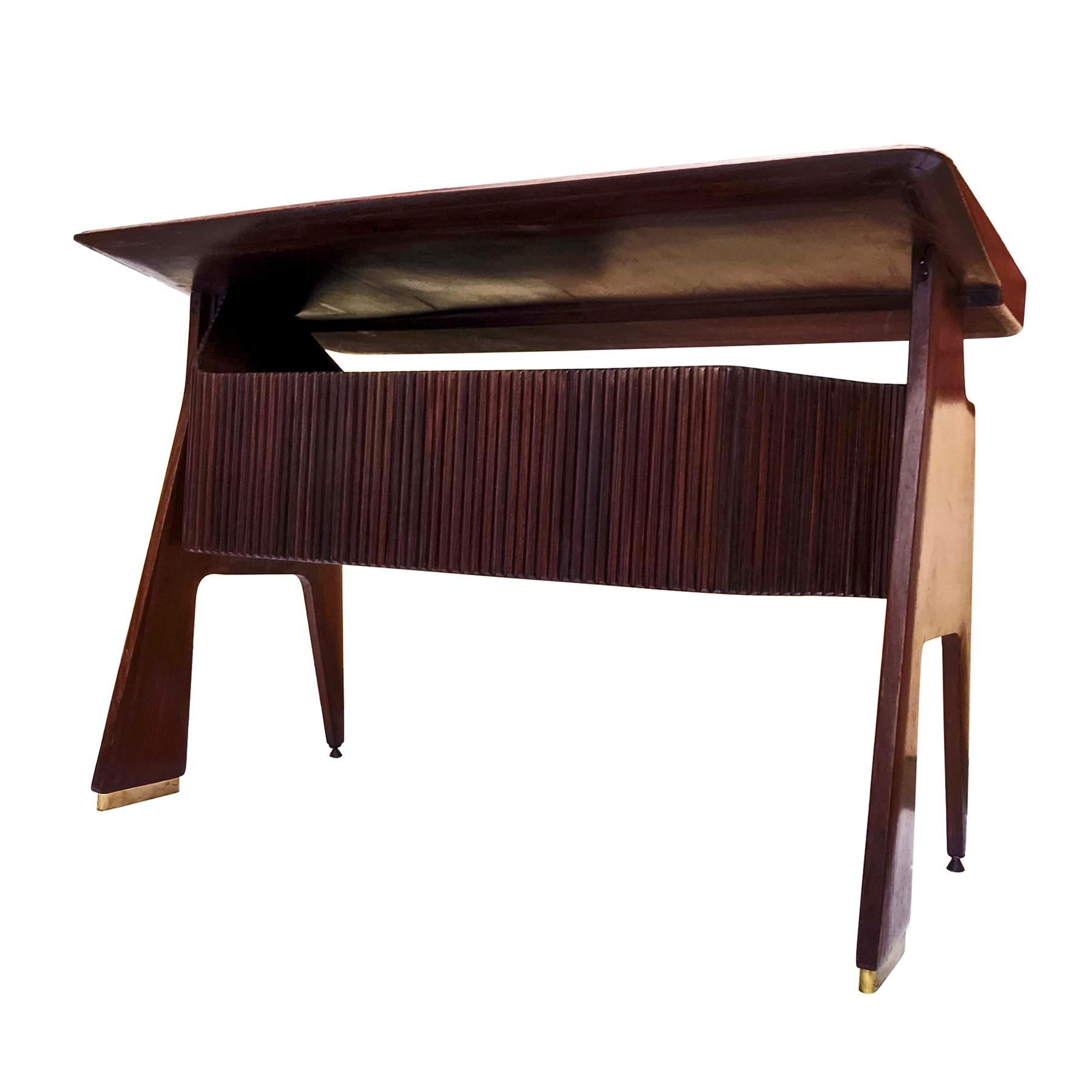 Italian Mid-Century Walnut Writing Desk by Vittorio Dassi, 1950s In Good Condition In Traversetolo, IT