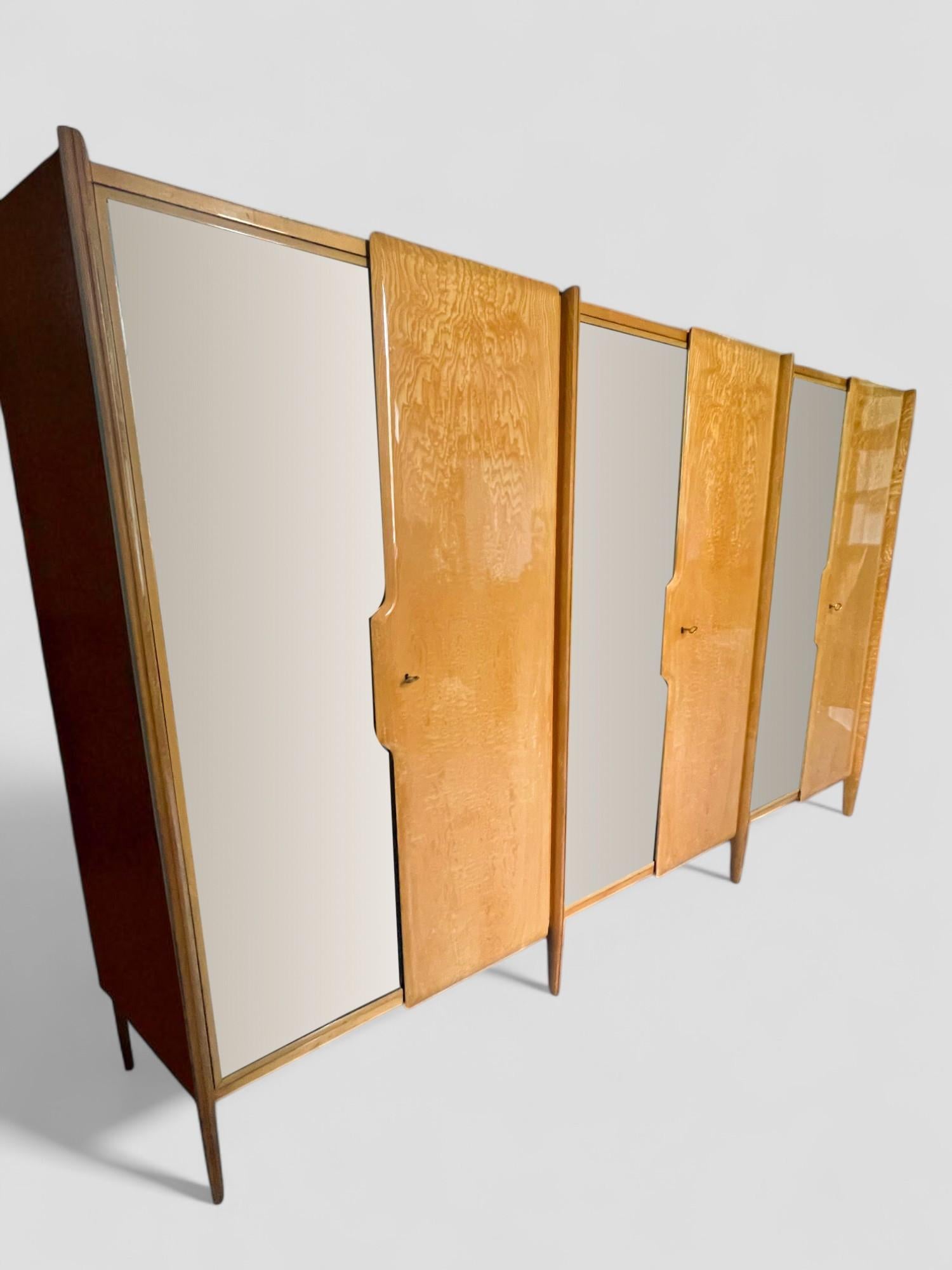  Garde-robe conçue par Gio Ponti  dans les années 1950 dont le design raffiné est rehaussé par le beau placage de frêne blanc, la façade est caractérisée par la présence de 3 portes en miroir combinées à 3 portes en bois façonnées de façon sublime