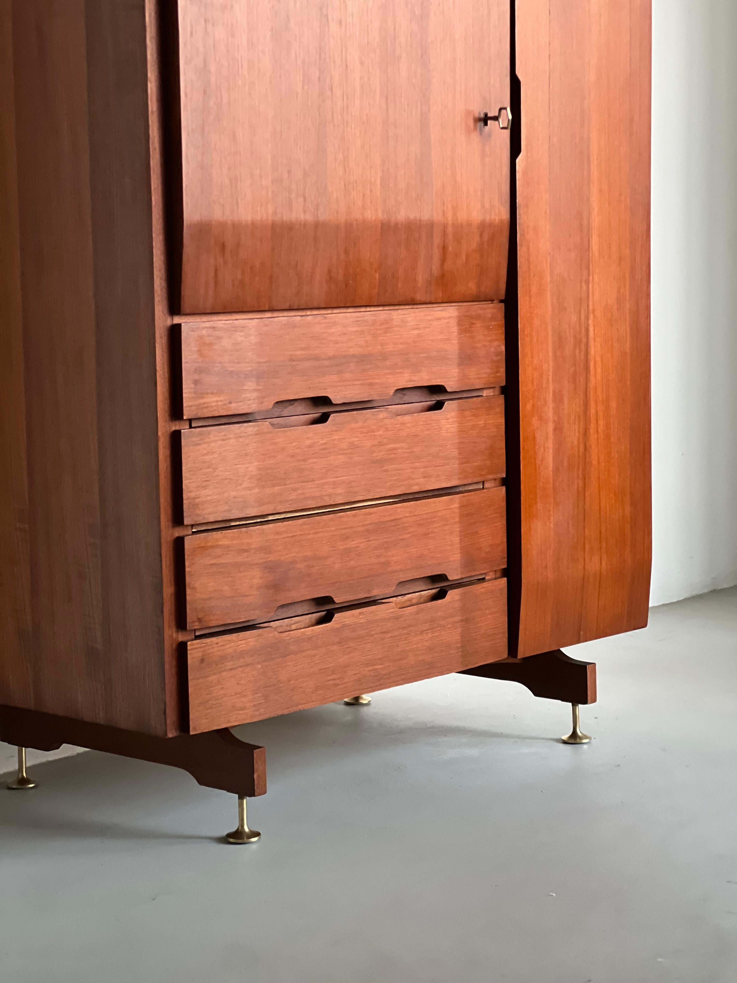 Italian Mid-Century Wardrobe by Vittorio Dassi in Wood 1950's In Good Condition In Milano, IT