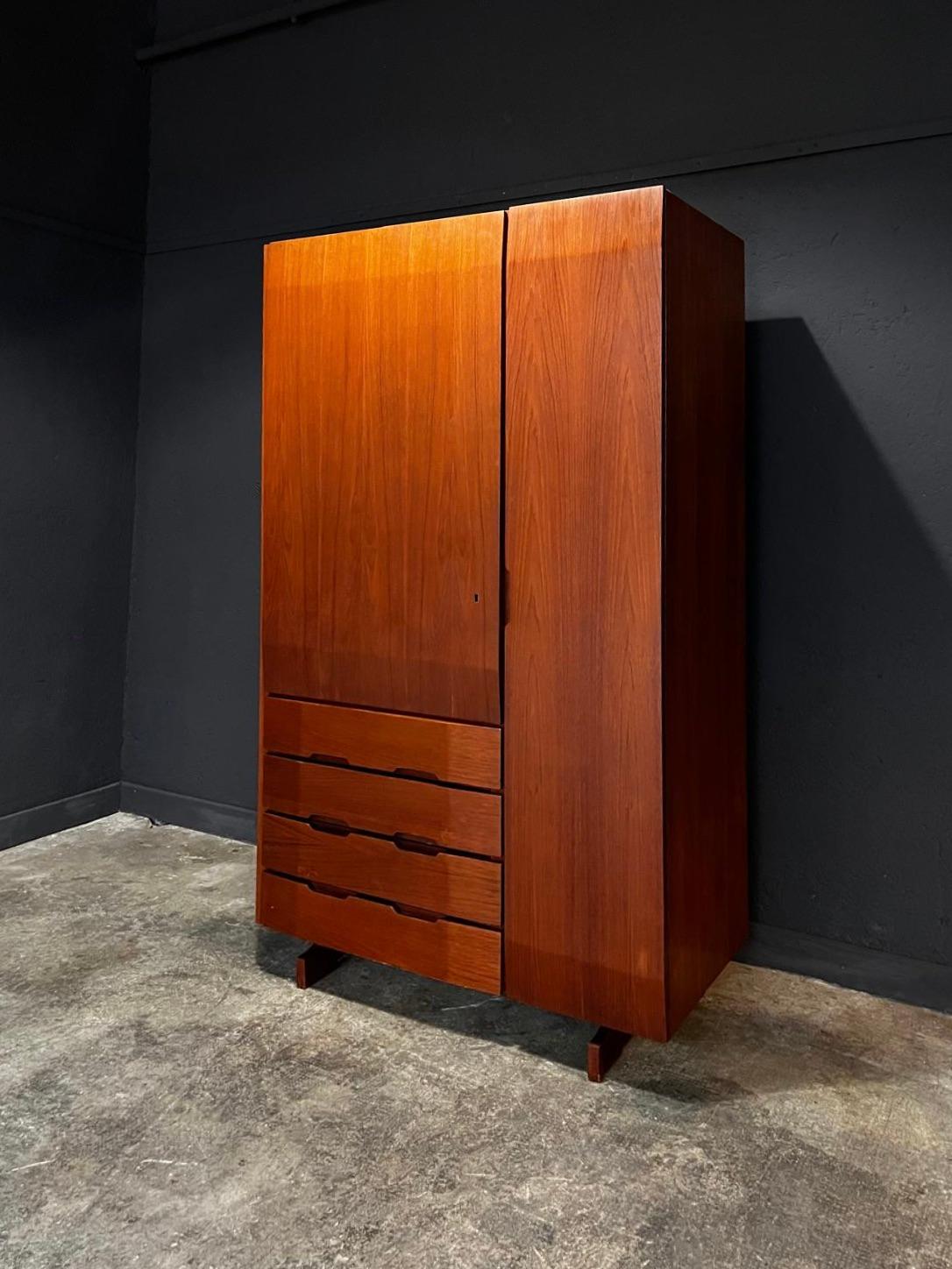 Mid-20th Century Italian Mid-Century Wardrobe by Vittorio Dassi in Wood 1950's