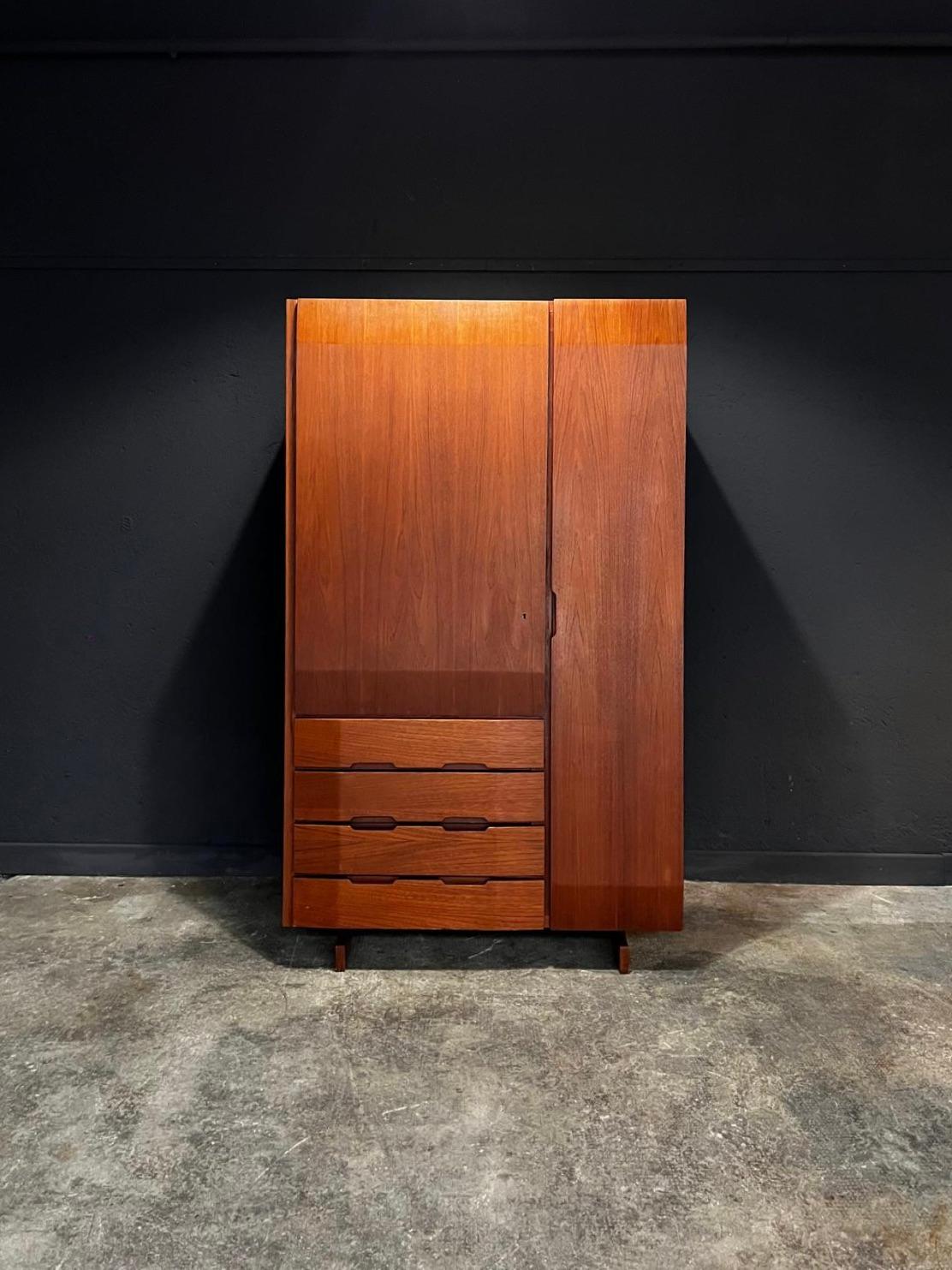 Brass Italian Mid-Century Wardrobe by Vittorio Dassi in Wood 1950's