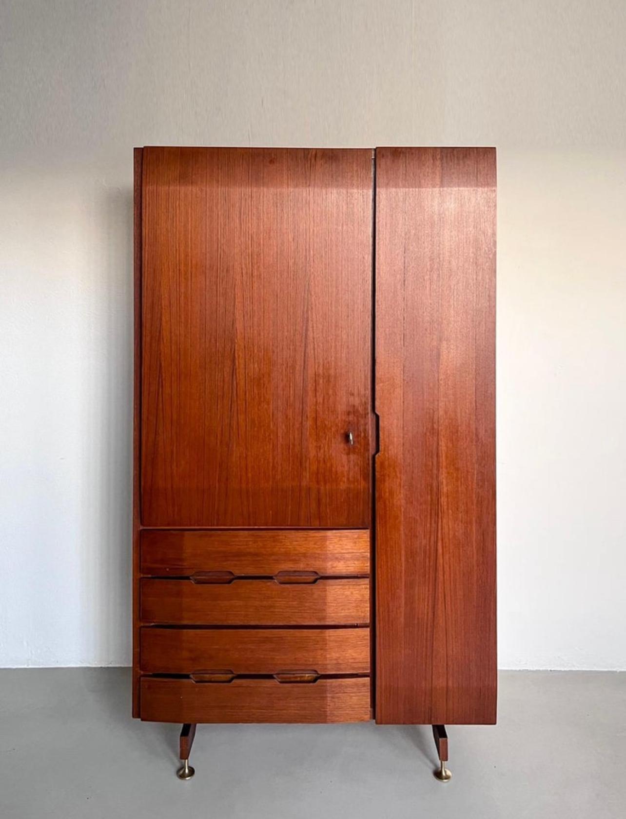 Mid-Century Modern Italian Mid-Century Wardrobe by Vittorio Dassi in Wood 1950's