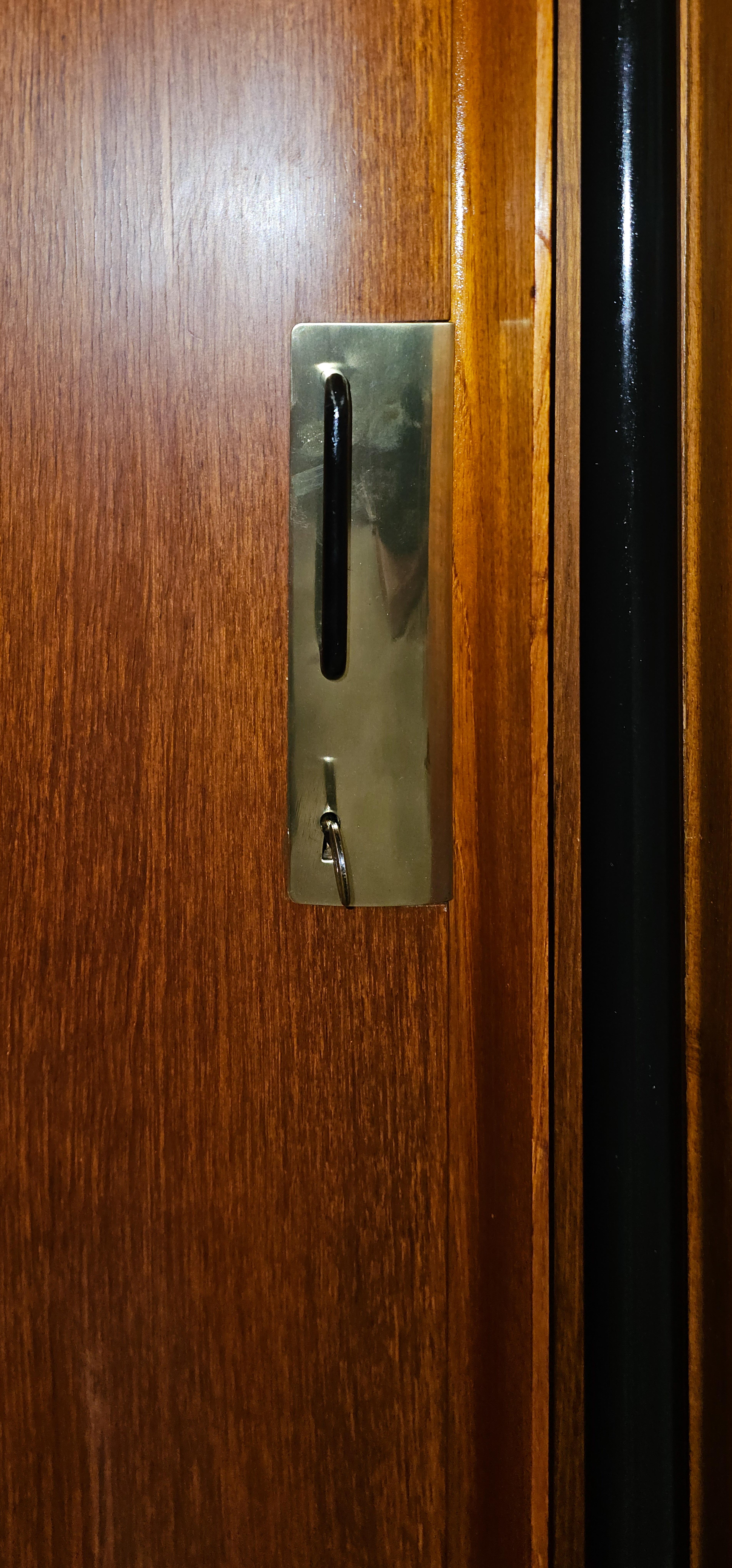 Armoire italienne du milieu du siècle en teck, designée par Silvio Cavatorta, années 1950 10