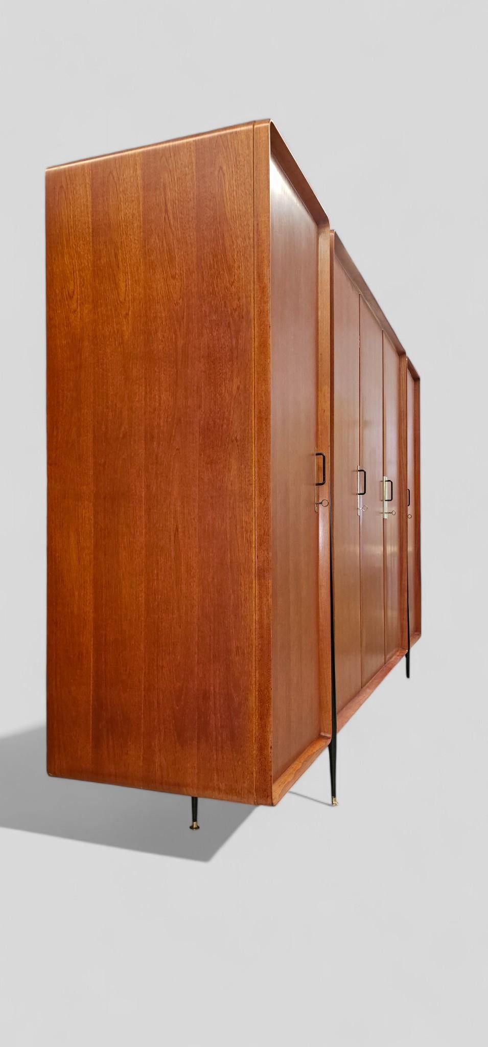 Mid-Century Modern Armoire italienne du milieu du siècle en teck, designée par Silvio Cavatorta, années 1950