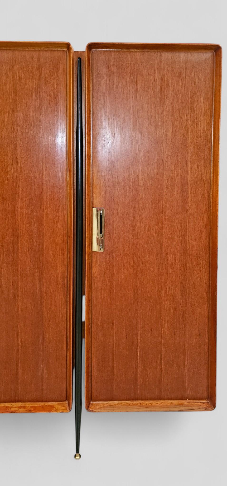 Placage Armoire italienne du milieu du siècle en teck, designée par Silvio Cavatorta, années 1950