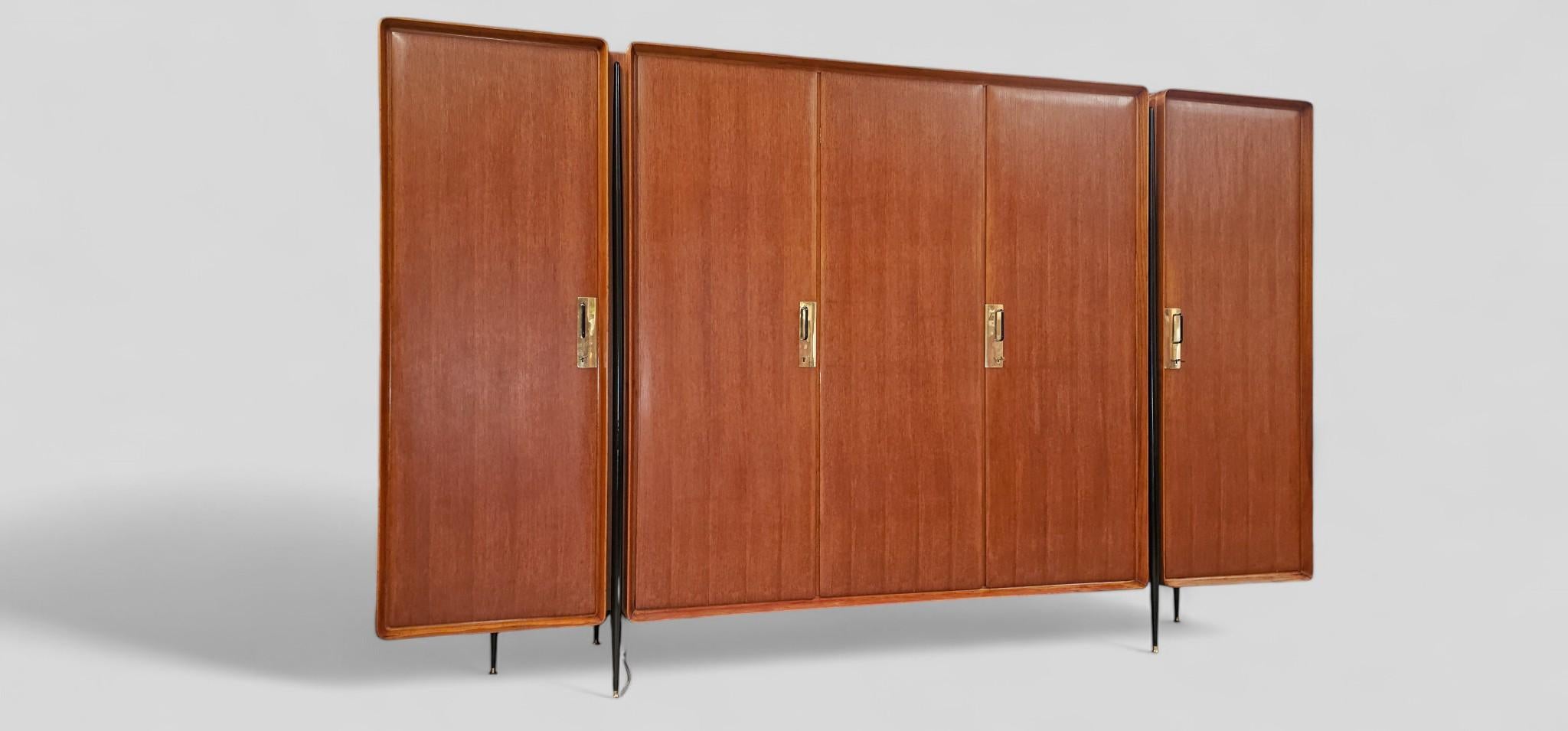Armoire italienne du milieu du siècle en teck, designée par Silvio Cavatorta, années 1950 Bon état à Traversetolo, IT