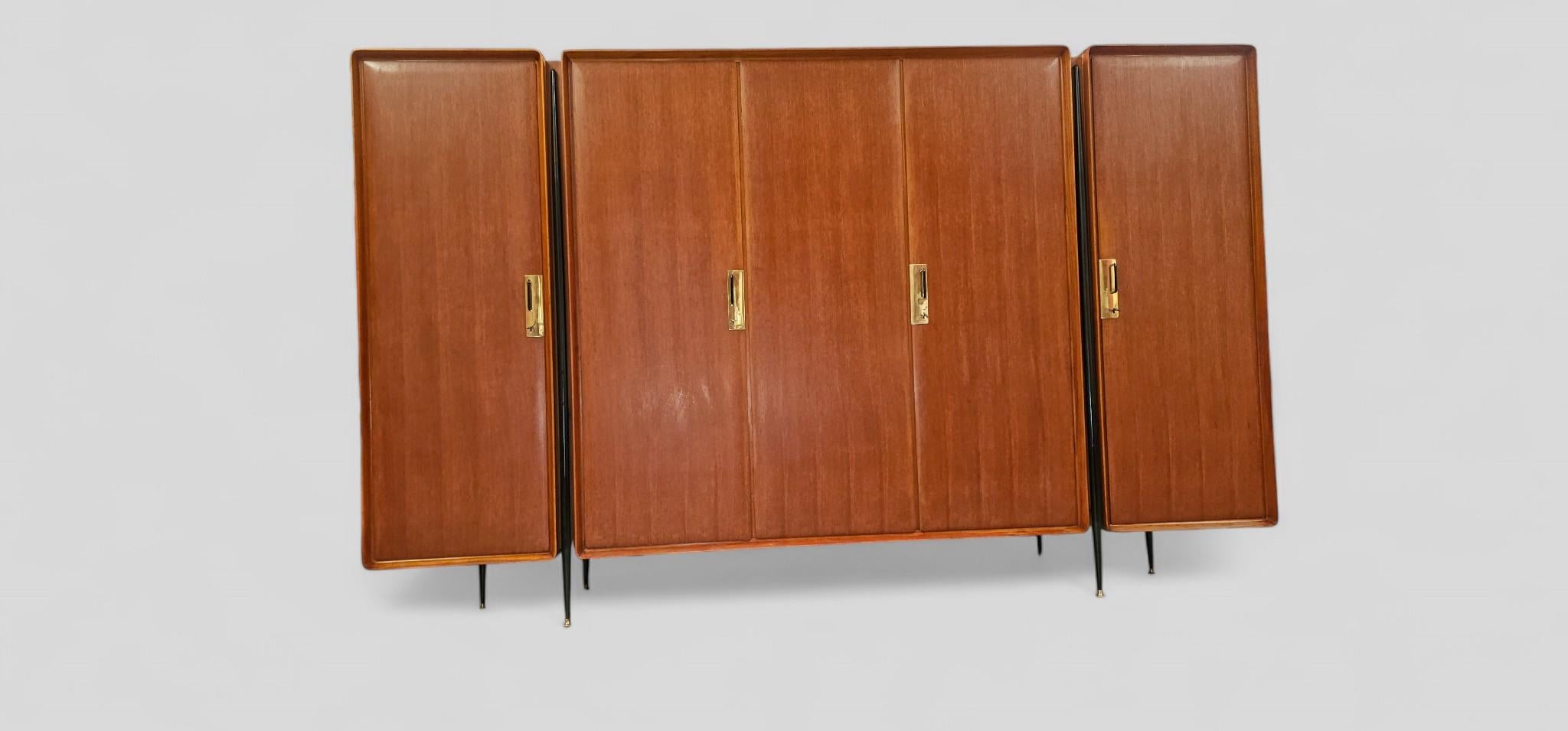 Milieu du XXe siècle Armoire italienne du milieu du siècle en teck, designée par Silvio Cavatorta, années 1950