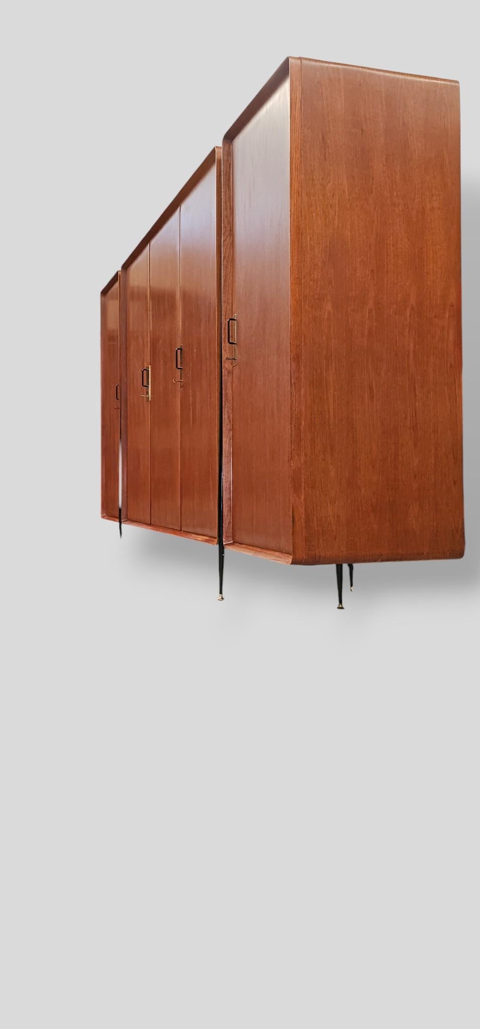 Laiton Armoire italienne du milieu du siècle en teck, designée par Silvio Cavatorta, années 1950