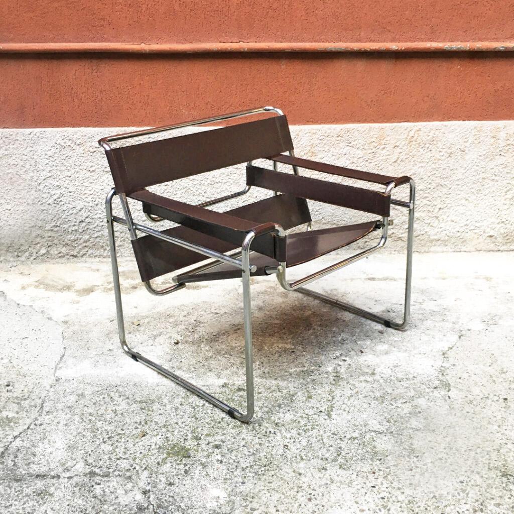 Italian mid-century Wassily B3 brown leather armchair by Breuer for Gavina, 1960s
Wassily lounge chair also known as Model B 3, with rectangular seat in dark brown leather and tubular structure in chromed steel.
Produced by Gavina in 1960s and