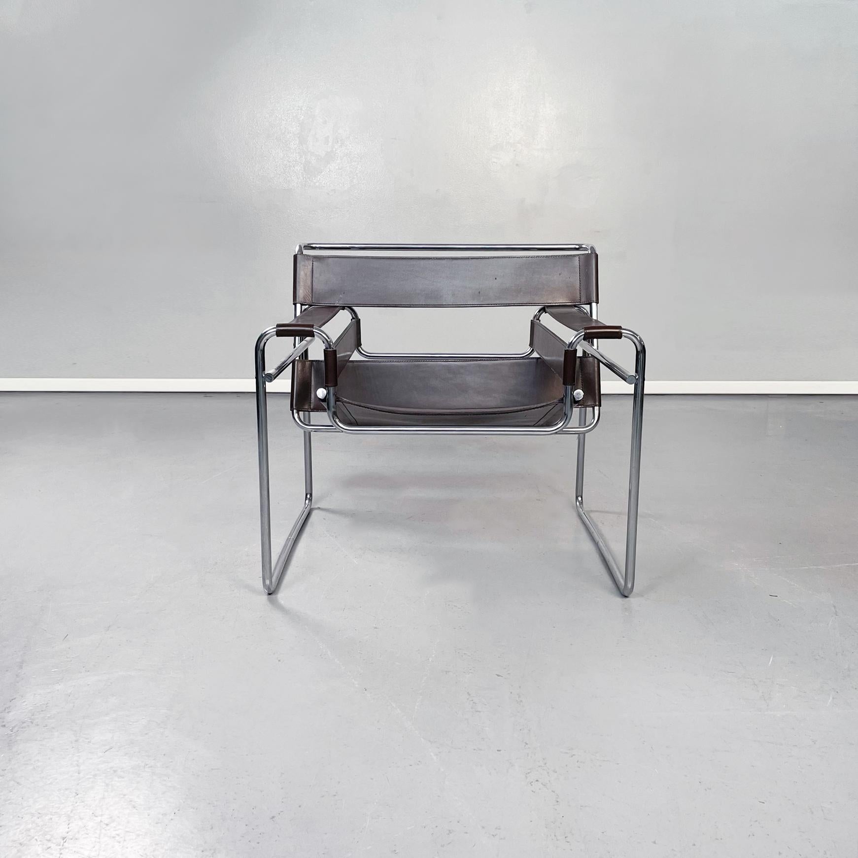 Italian mid-century Wassily B3 brown leather armchair by Breuer for Gavina, 1960s
Wassily Lounge Chair also known as Model B 3, with rectangular seat in dark brown leather and tubular structure in chromed steel.
Produced by Gavina in 1960s and