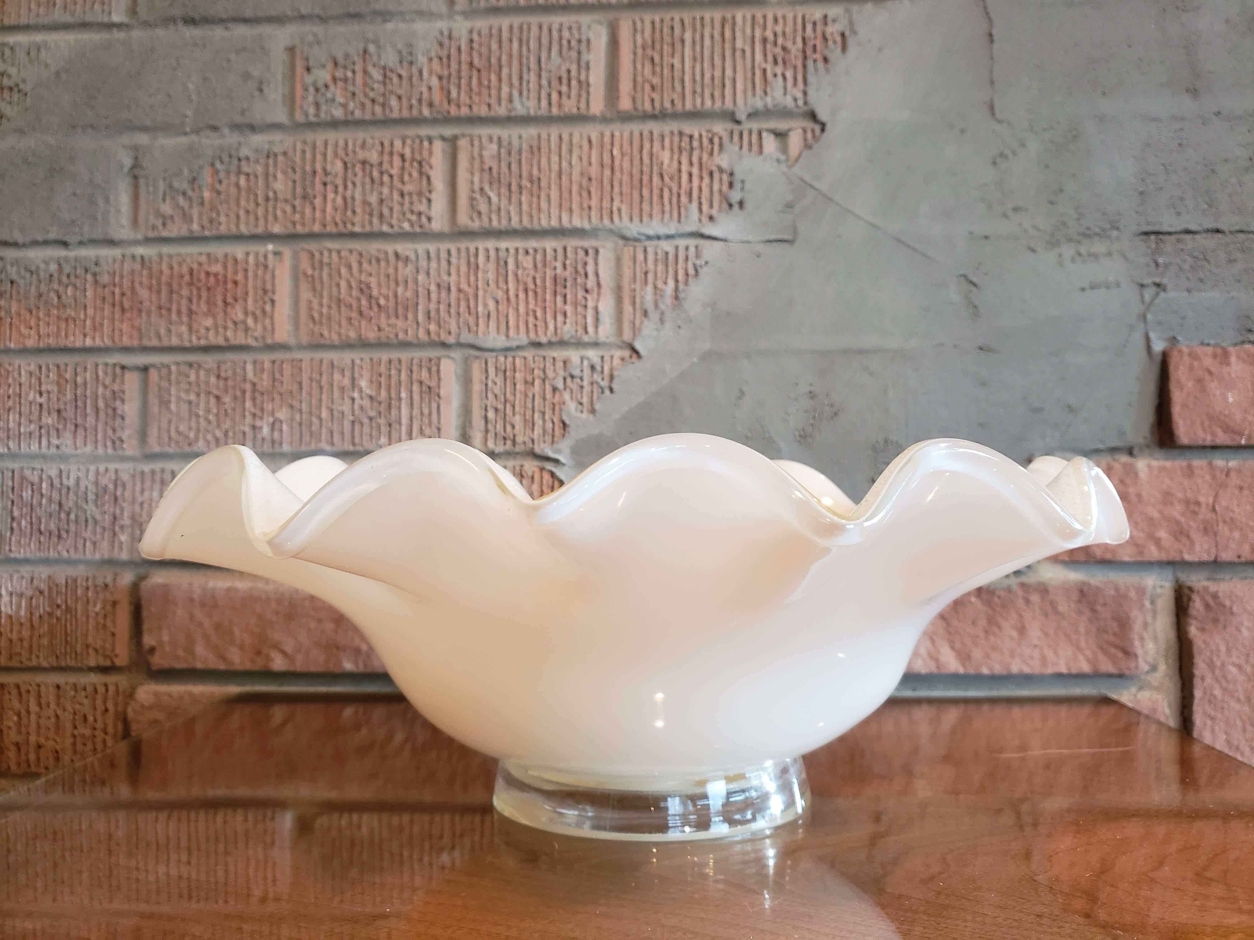 Italian Mid-Century White and 24k Gold Hand Blown Glass Bowl In Good Condition In Buchanan, NY