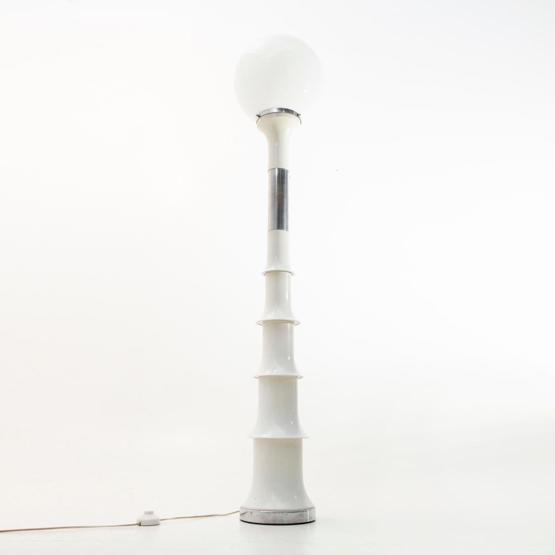 Italian Midcentury White and Chrome Floor Lamp, 1970s (Moderne der Mitte des Jahrhunderts)