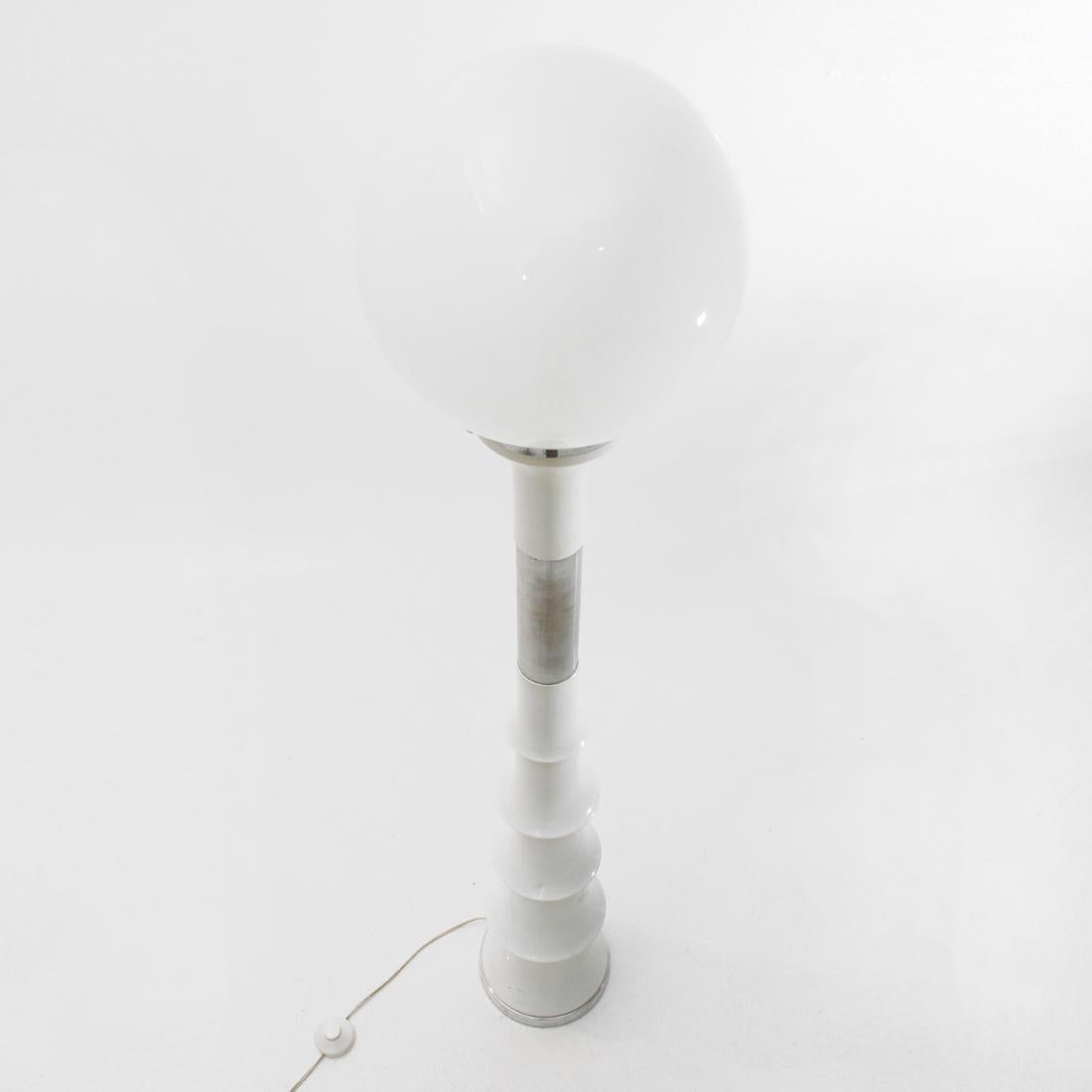 Italian Midcentury White and Chrome Floor Lamp, 1970s (Italienisch)