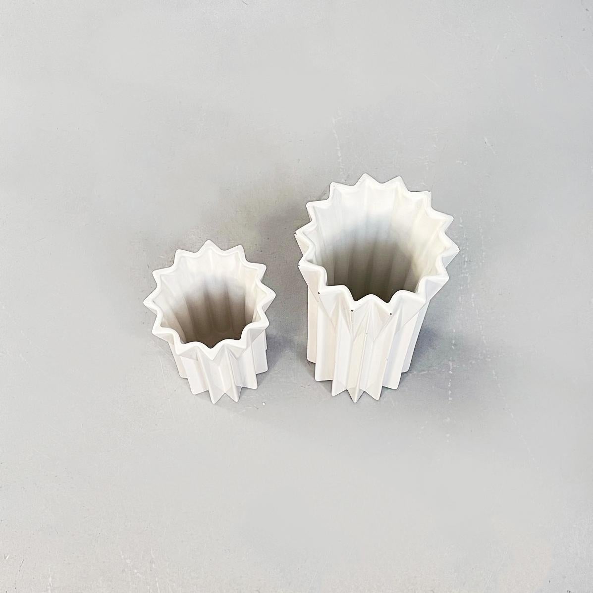 Vases Spicchi en céramique blanche italienne du milieu du siècle dernier par Bettonica pour Gabbianelli, 1970
Paire de vases Spicchi de forme géométrique irrégulière en céramique blanche. Les deux vases ont des hauteurs différentes.
Produit par