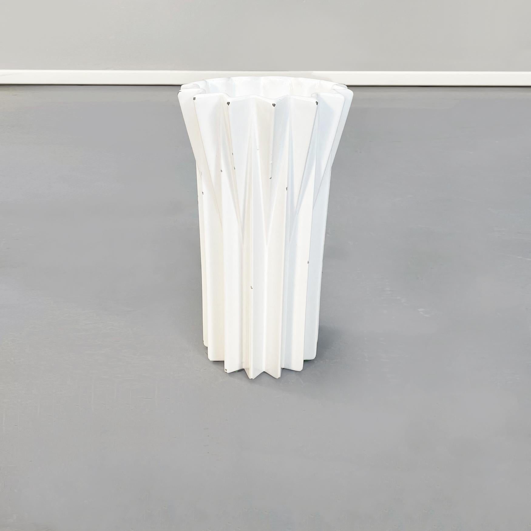 Italienische weiße Spicchi-Vasen aus Keramik aus der Mitte des Jahrhunderts von Bettonica Gabbianelli, 1970 (Moderne der Mitte des Jahrhunderts) im Angebot