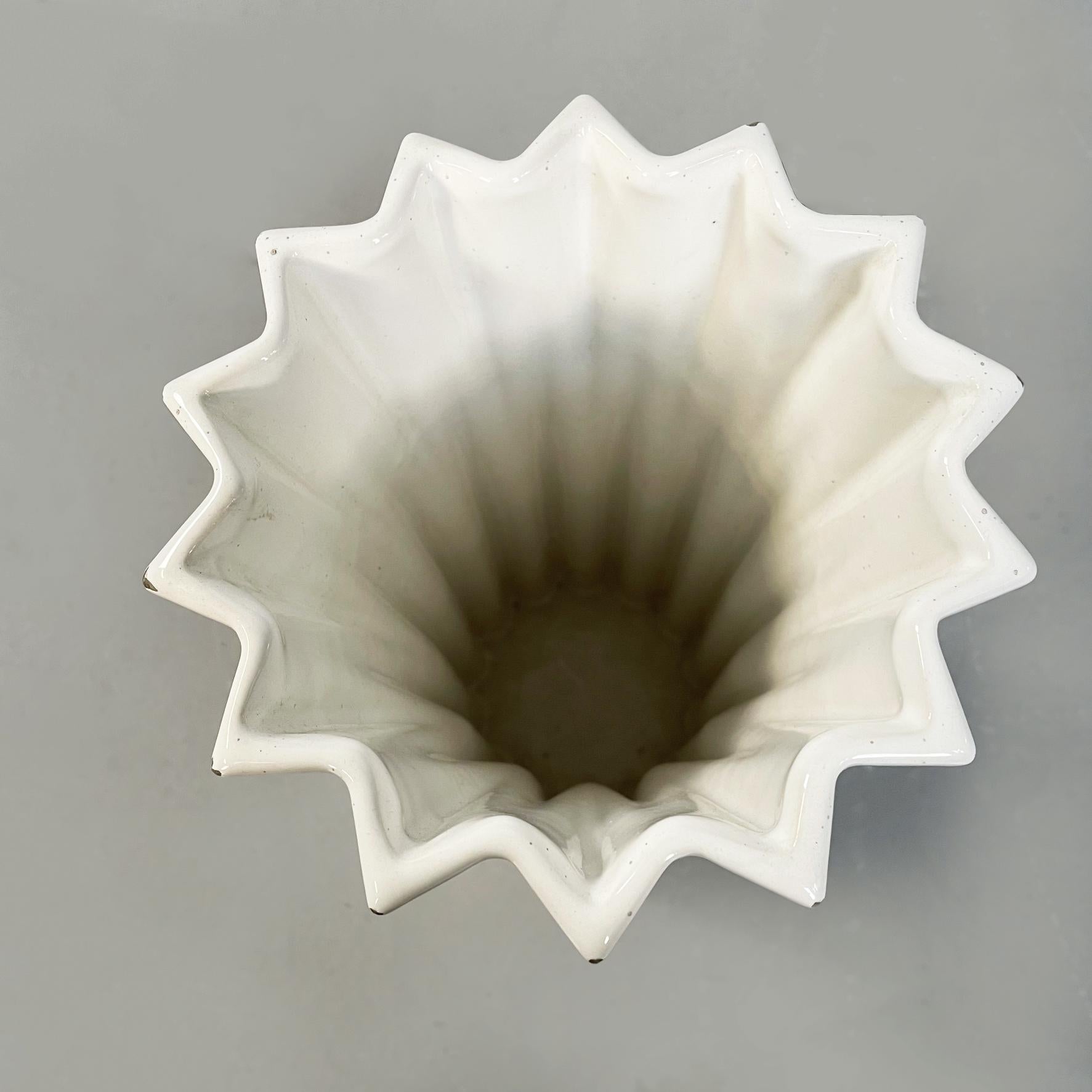 Italienische weiße Spicchi-Vasen aus Keramik aus der Mitte des Jahrhunderts von Bettonica Gabbianelli, 1970 im Zustand „Gut“ im Angebot in MIlano, IT