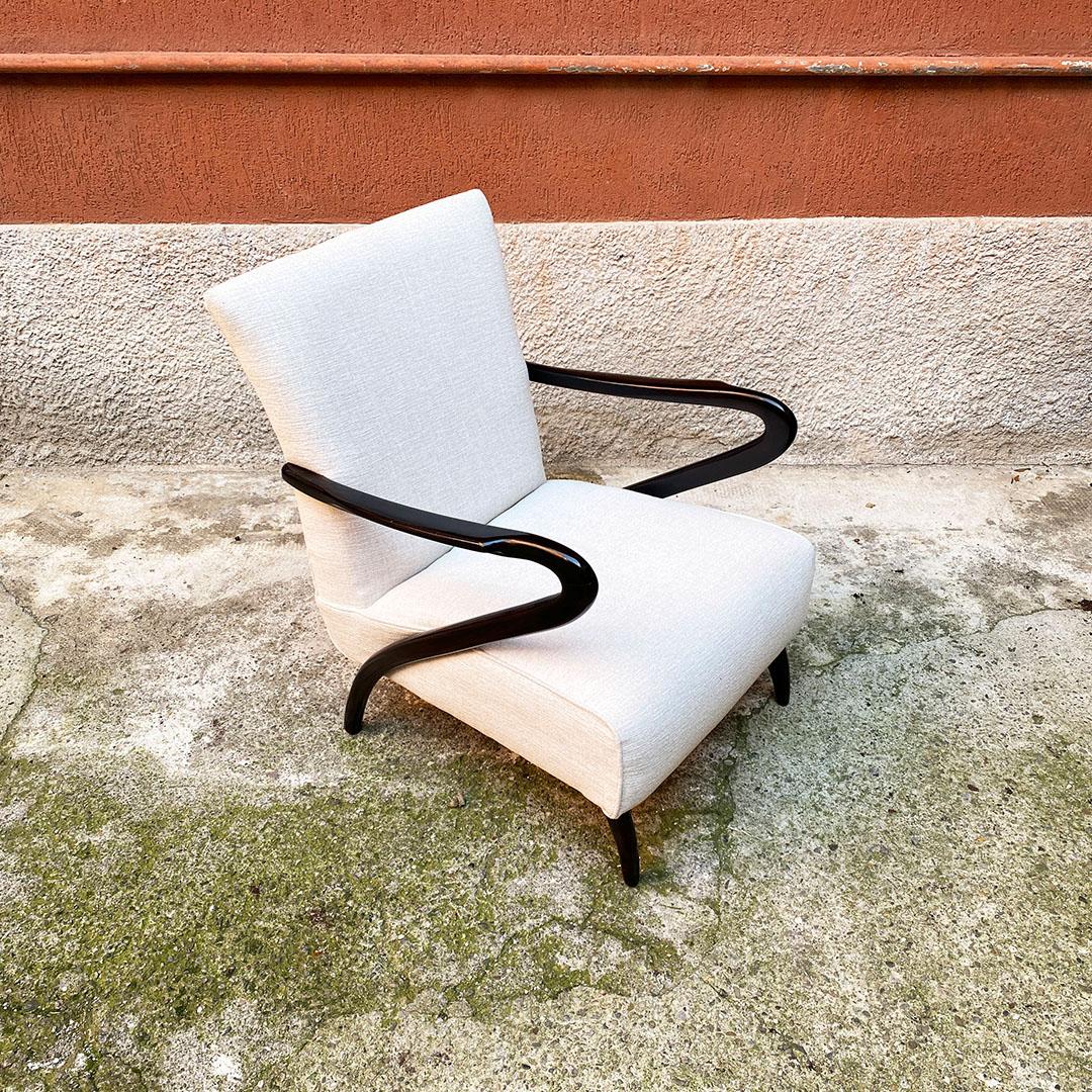 Italian Mid-Century Modern white cotton and curved wood armchair with armrests, 1950s
Armchair with padded seat covered in white cotton, with curved armrests that are the continuation of the hind legs and front legs always in wood.
About