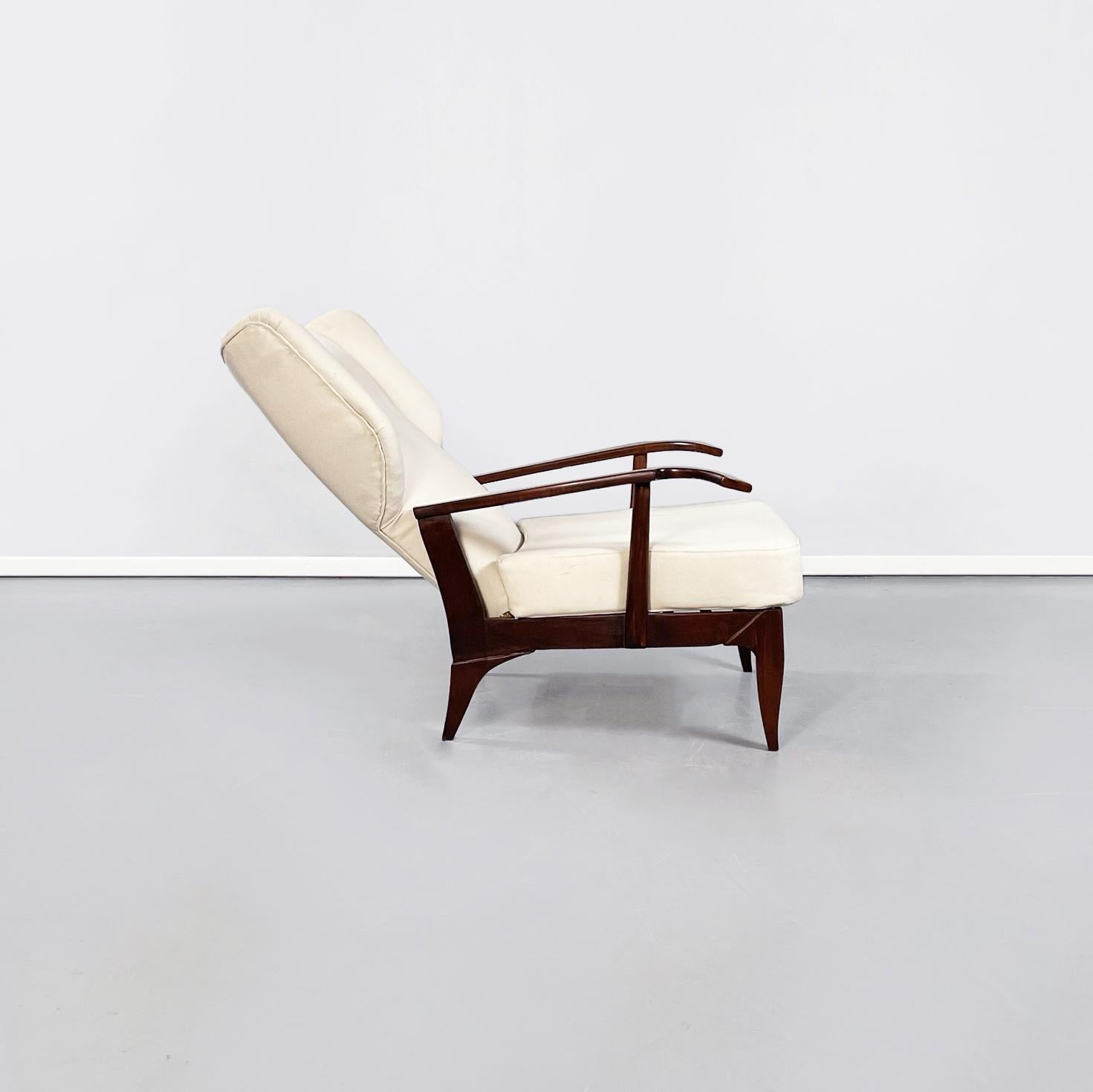 Italian Mid-Century White Fabric and Wooden Armchair by Paolo Buffa, 1950s In Good Condition For Sale In MIlano, IT