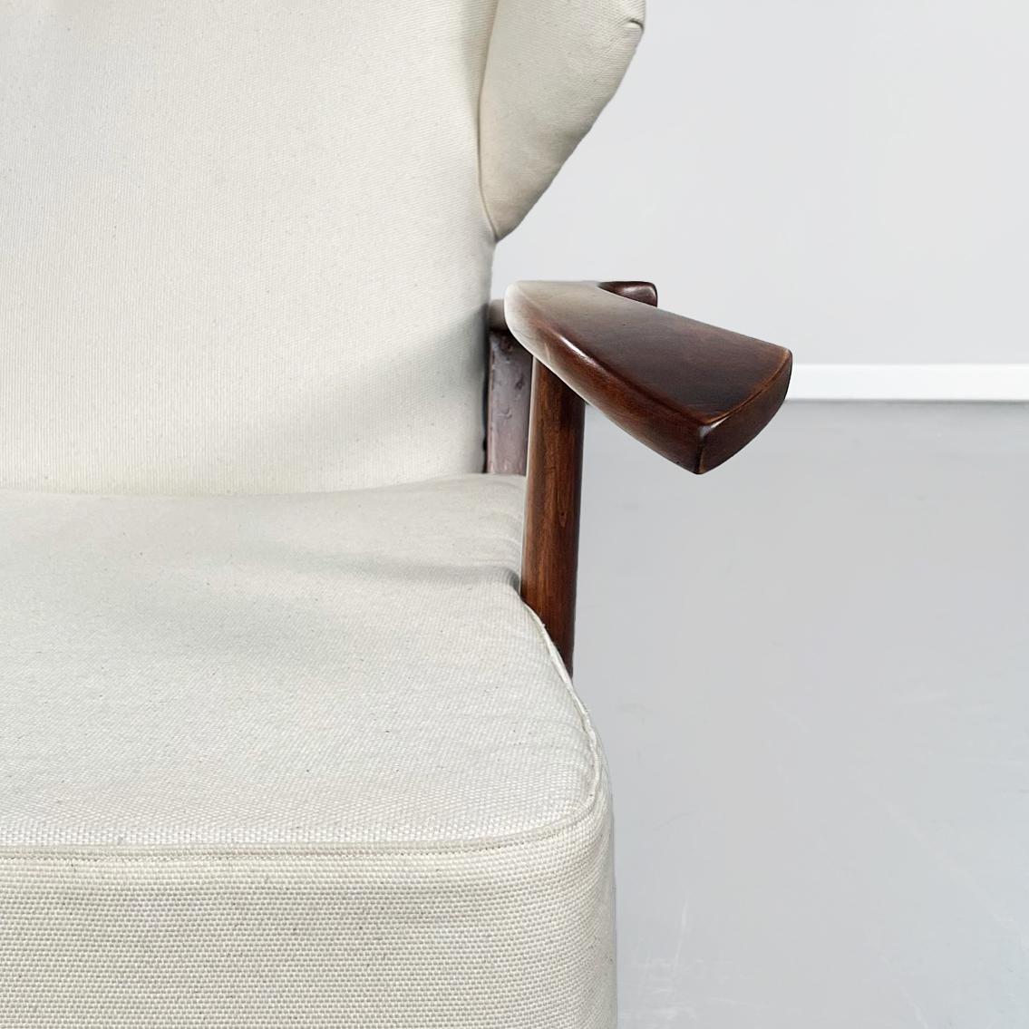 Italian Mid-Century White Fabric and Wooden Armchair by Paolo Buffa, 1950s For Sale 4
