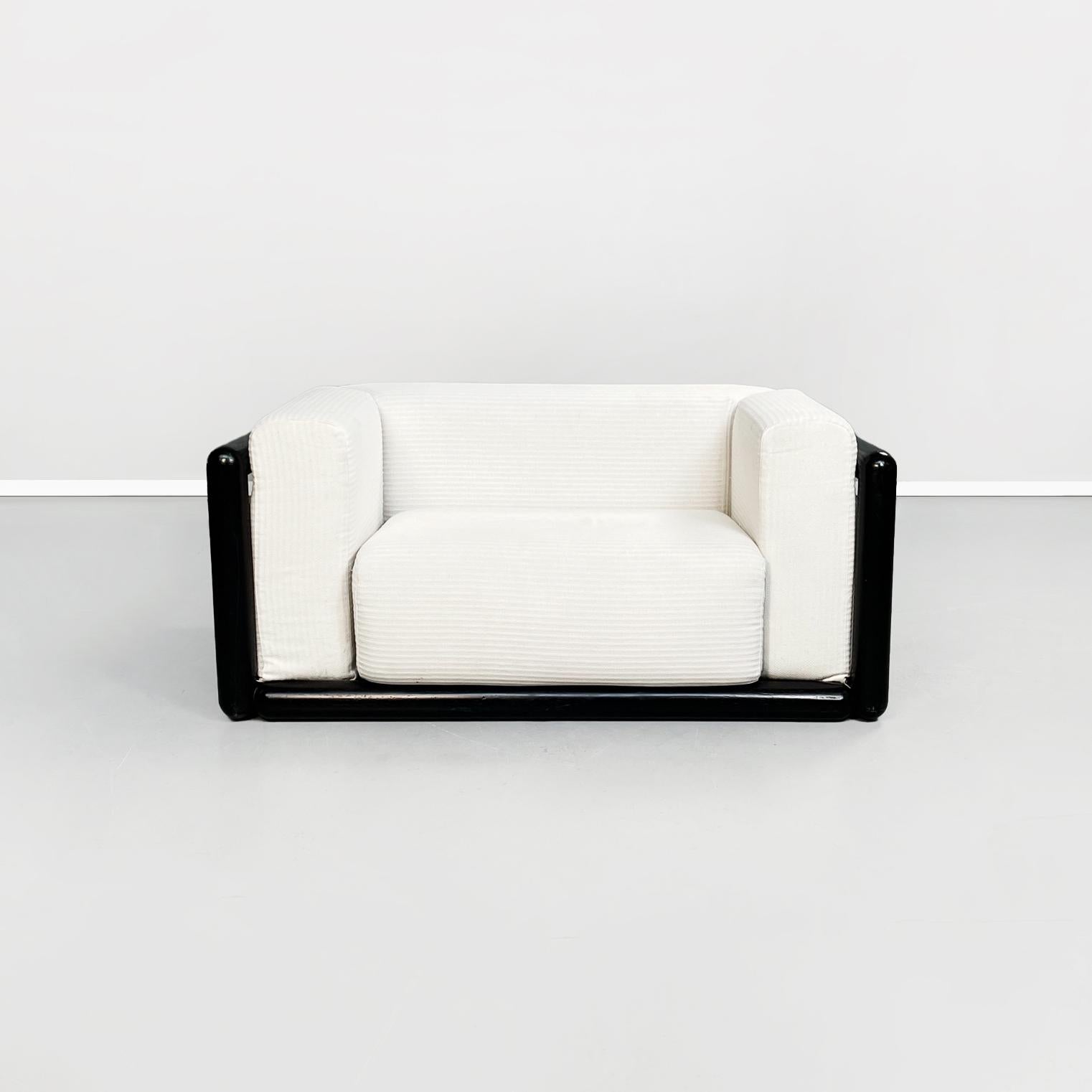 Italian mid-century White fabric and wood Cornaro armchair by Scarpa for Gavina, 1970s
Cornaro armchair with black painted solid wood structure. The seat, armrests and backrest are made up of padded cushions covered with white fabric.
Produced by