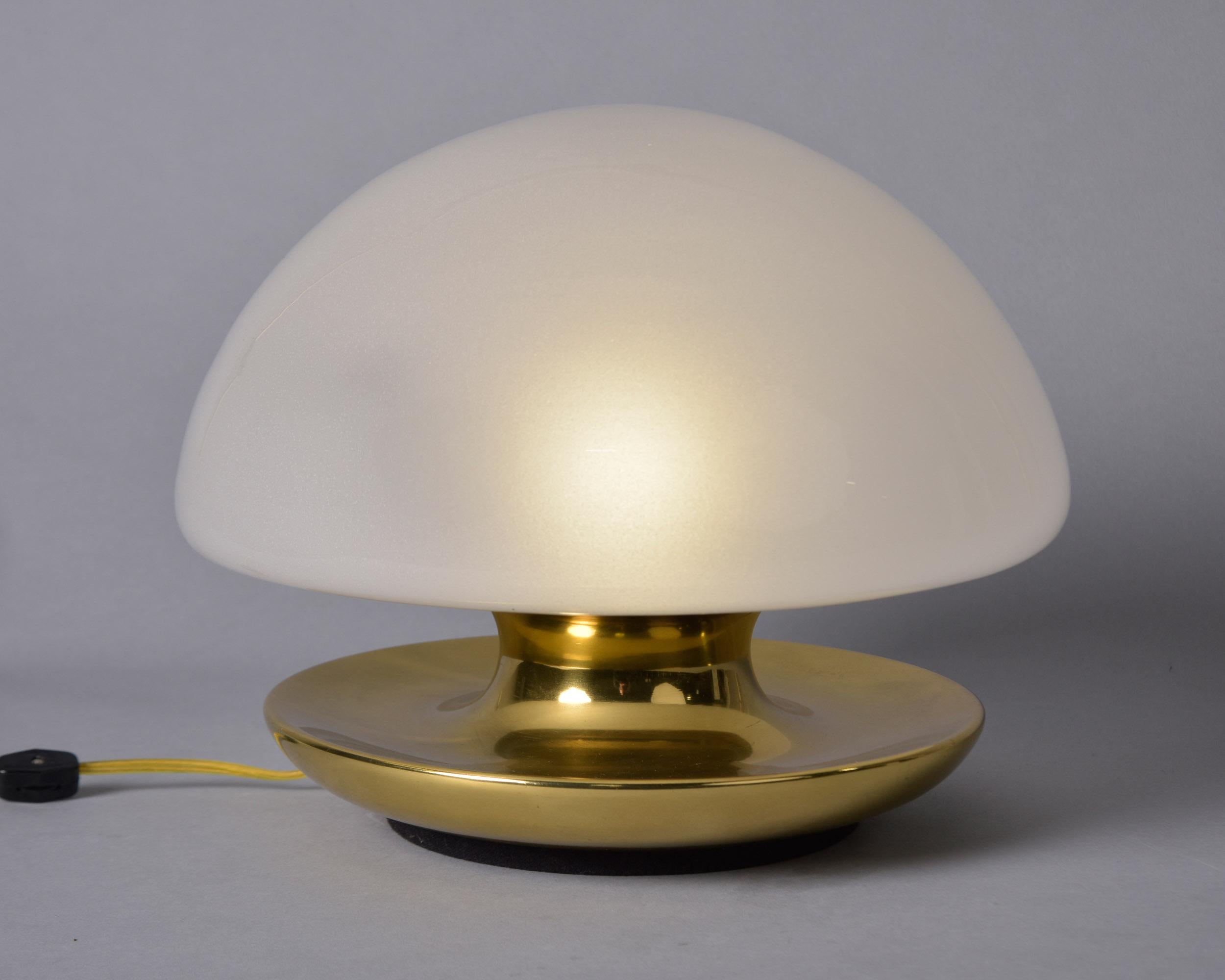 Lámpara de sobremesa italiana de mediados de siglo con globo de cristal blanco y base de latón en venta 3
