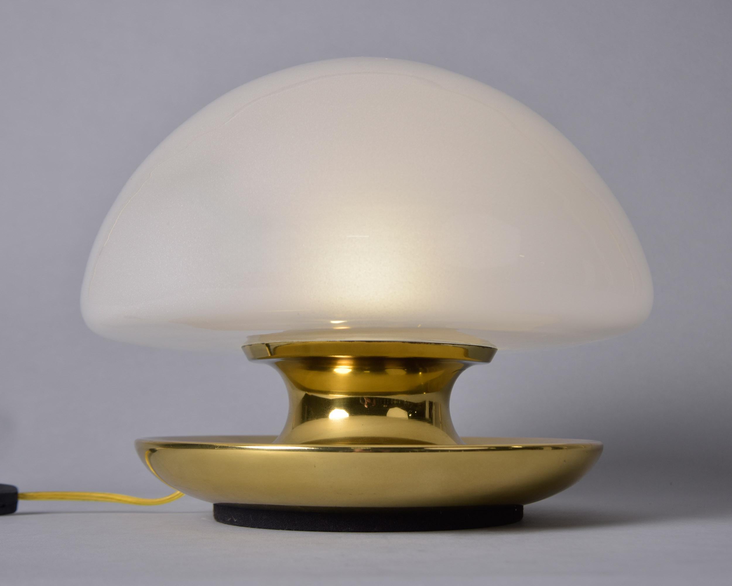 Lámpara de sobremesa italiana de mediados de siglo con globo de cristal blanco y base de latón en venta 4