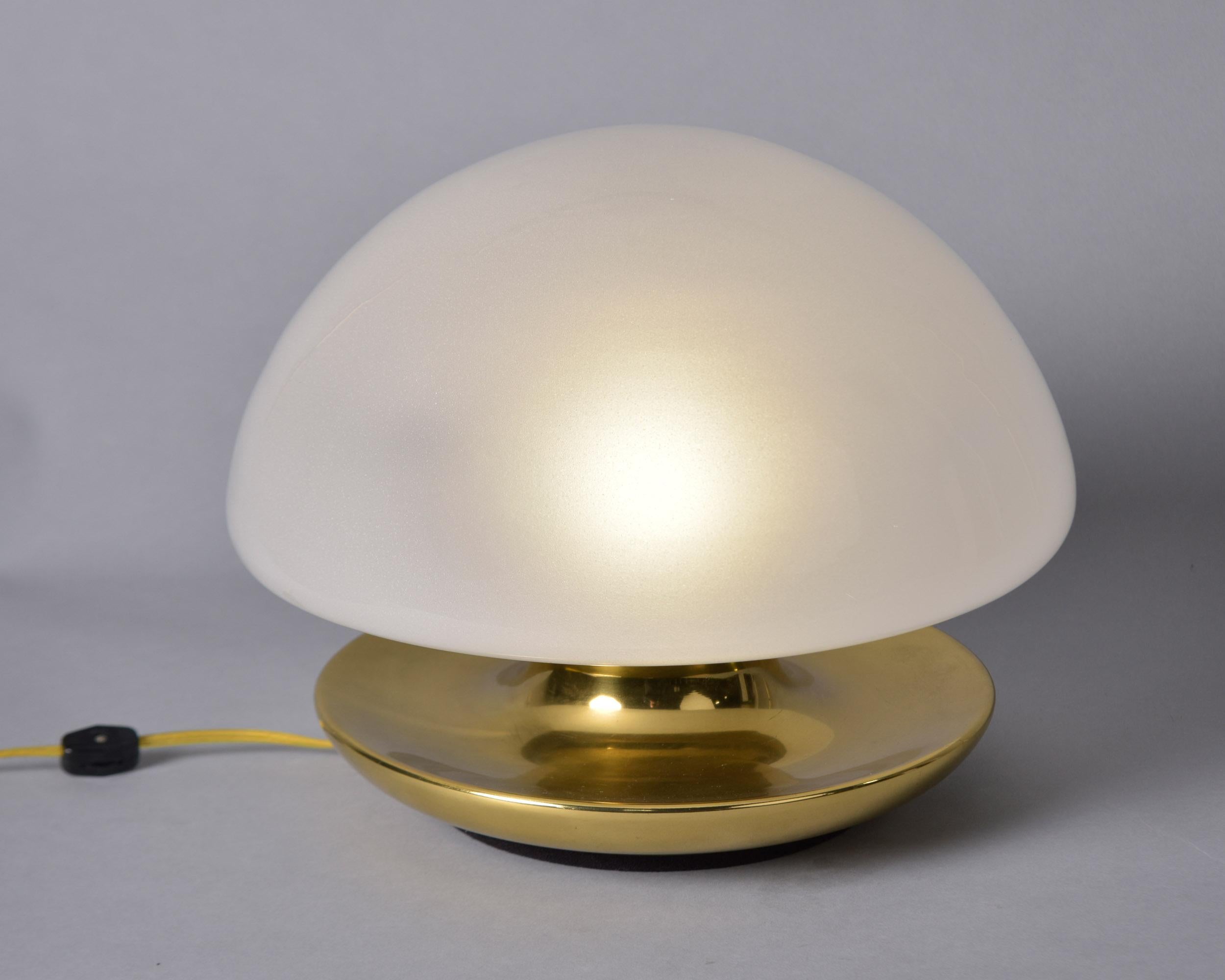 Lámpara de sobremesa italiana de mediados de siglo con globo de cristal blanco y base de latón en venta 5