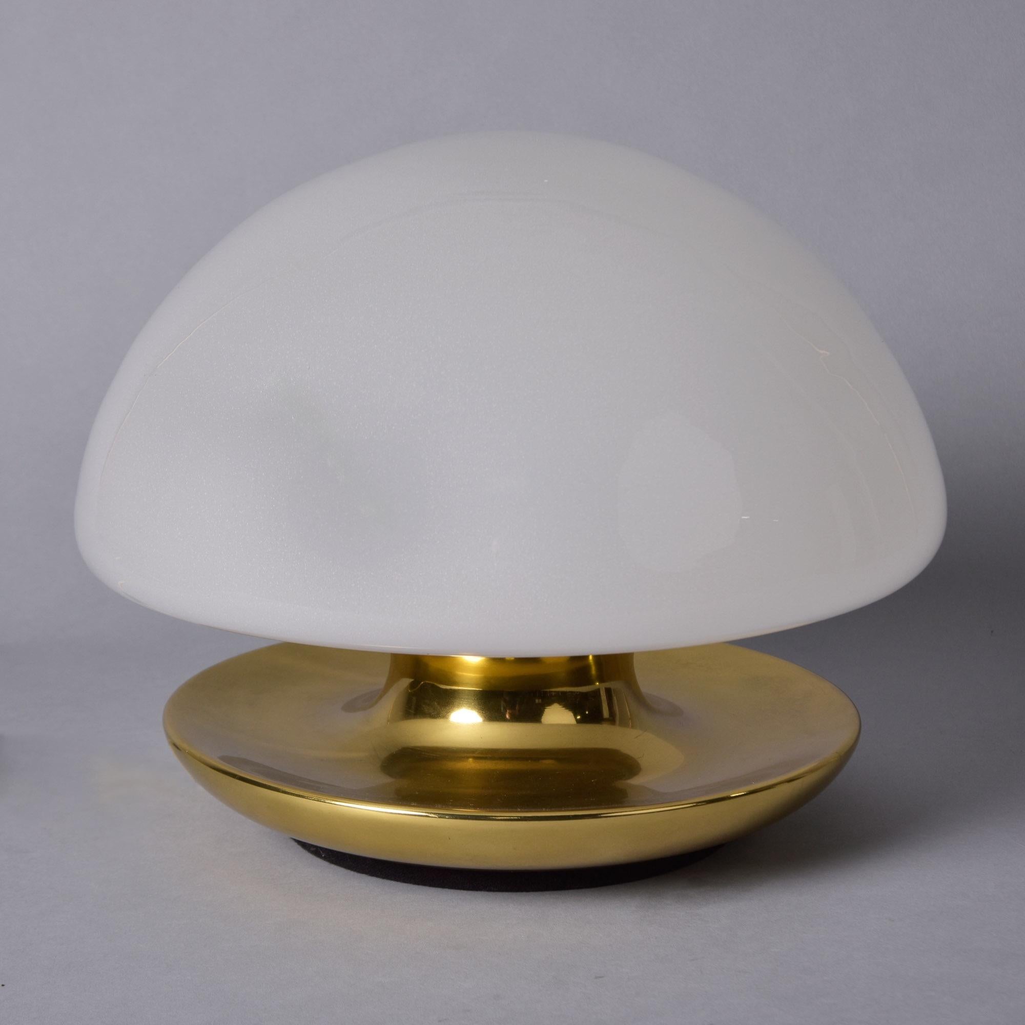Encontrada en Italia, esta lámpara de mesa data de la década de 1970. El gran globo redondeado de cristal blanco satinado se asienta sobre una base redonda de latón pulido. Se ha actualizado el cableado para adaptarlo a las normas eléctricas