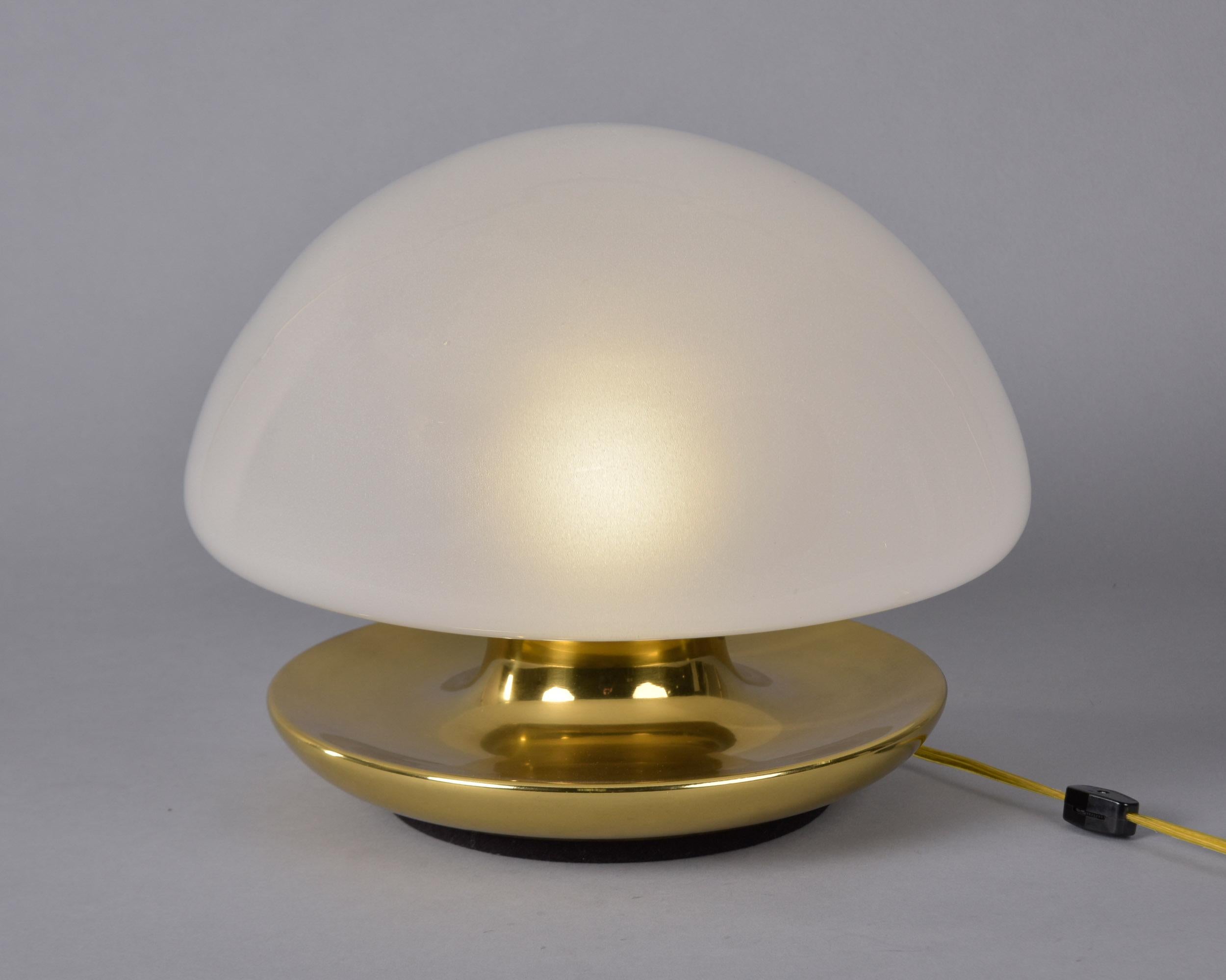 Lámpara de sobremesa italiana de mediados de siglo con globo de cristal blanco y base de latón Moderno de mediados de siglo en venta