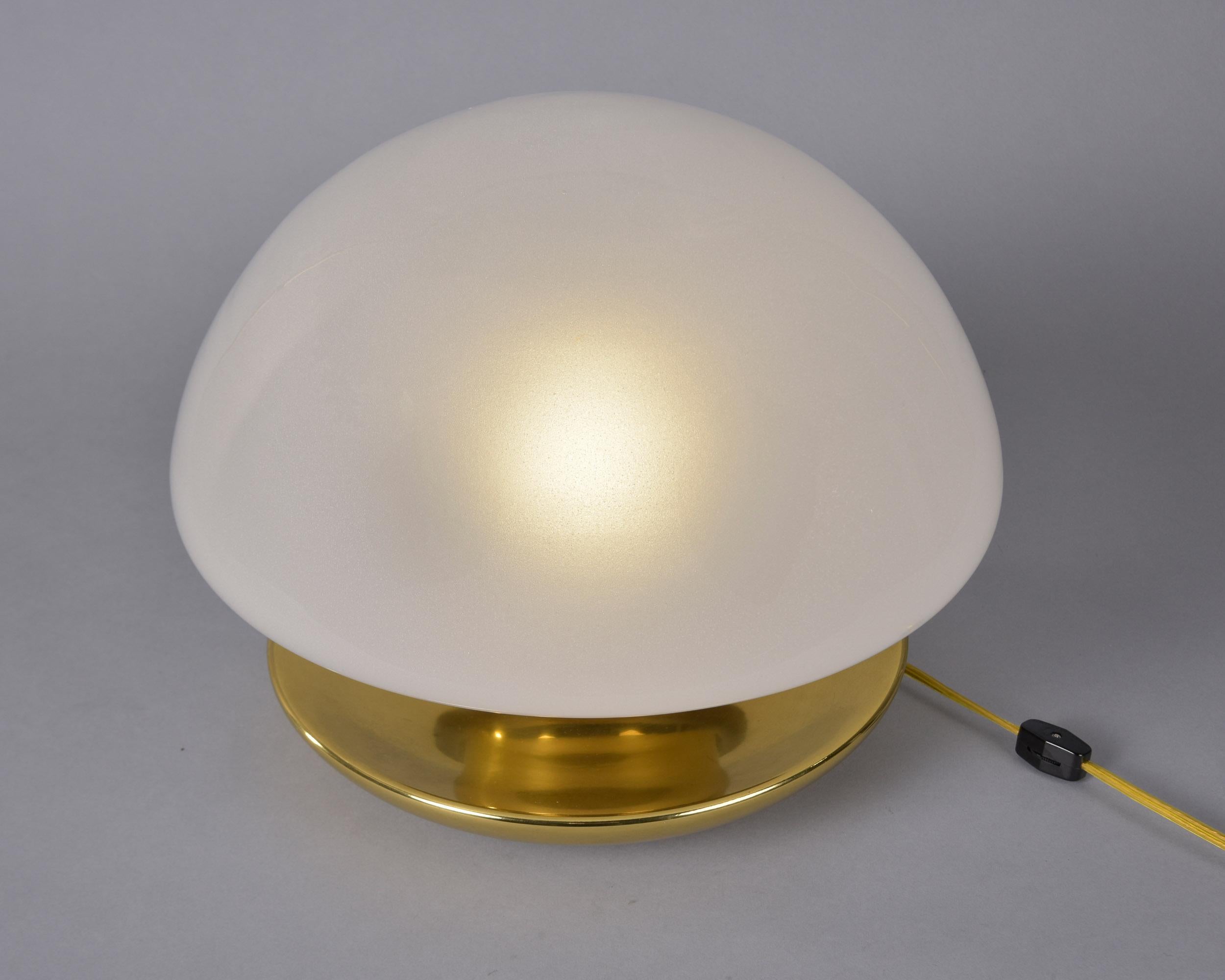 Lámpara de sobremesa italiana de mediados de siglo con globo de cristal blanco y base de latón Italiano en venta