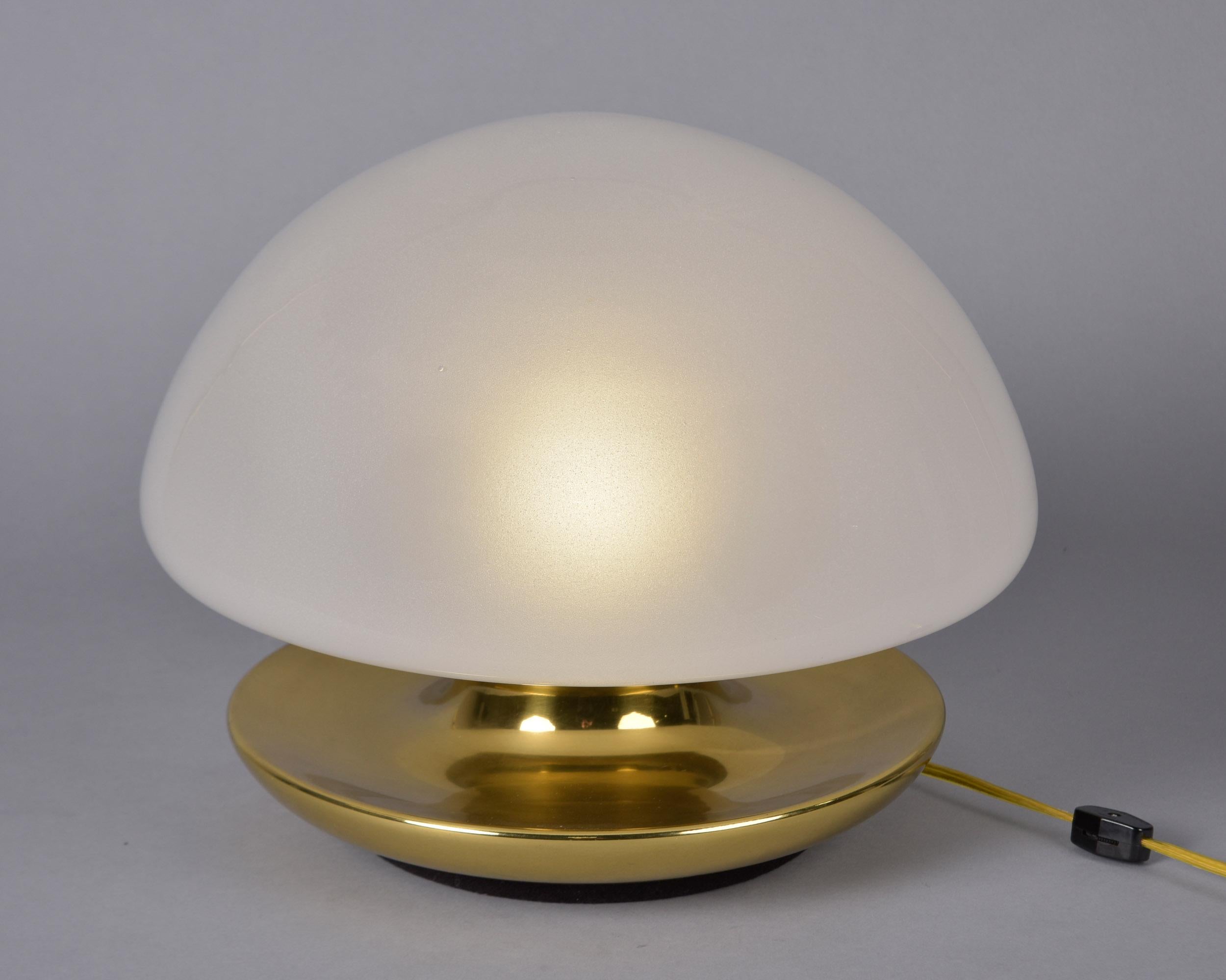 Lámpara de sobremesa italiana de mediados de siglo con globo de cristal blanco y base de latón en Bueno estado para la venta en Troy, MI