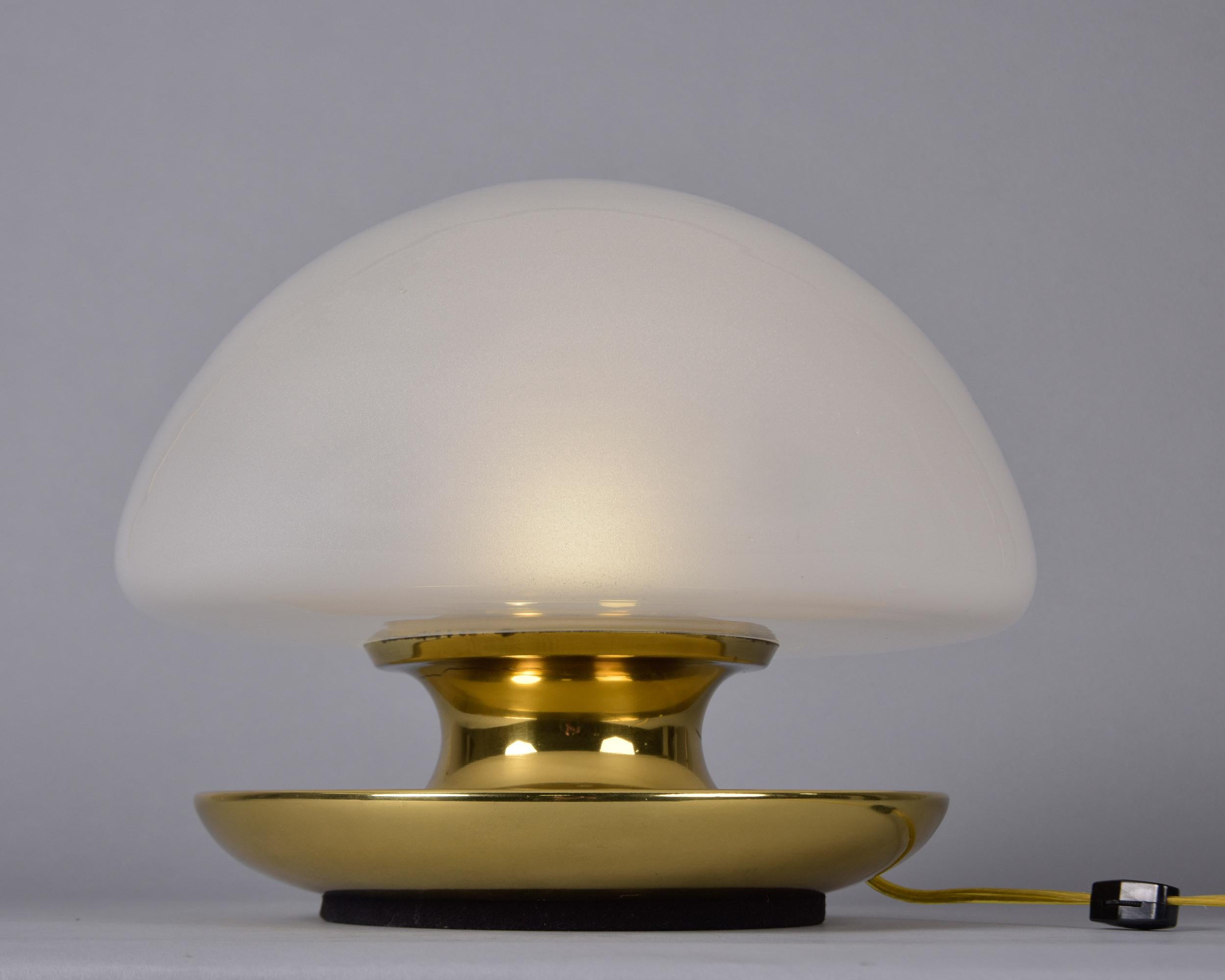 Lámpara de sobremesa italiana de mediados de siglo con globo de cristal blanco y base de latón siglo XX en venta