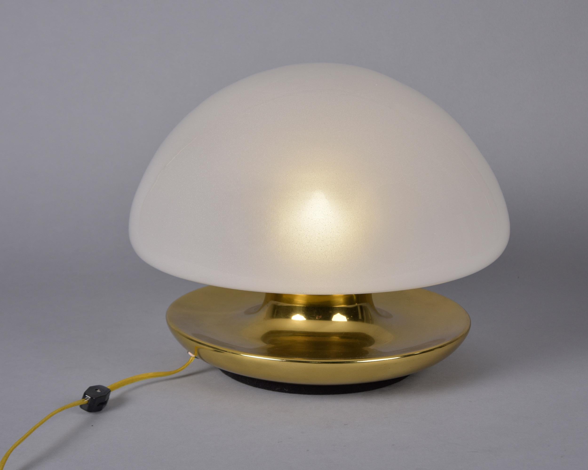 Lámpara de sobremesa italiana de mediados de siglo con globo de cristal blanco y base de latón en venta 1