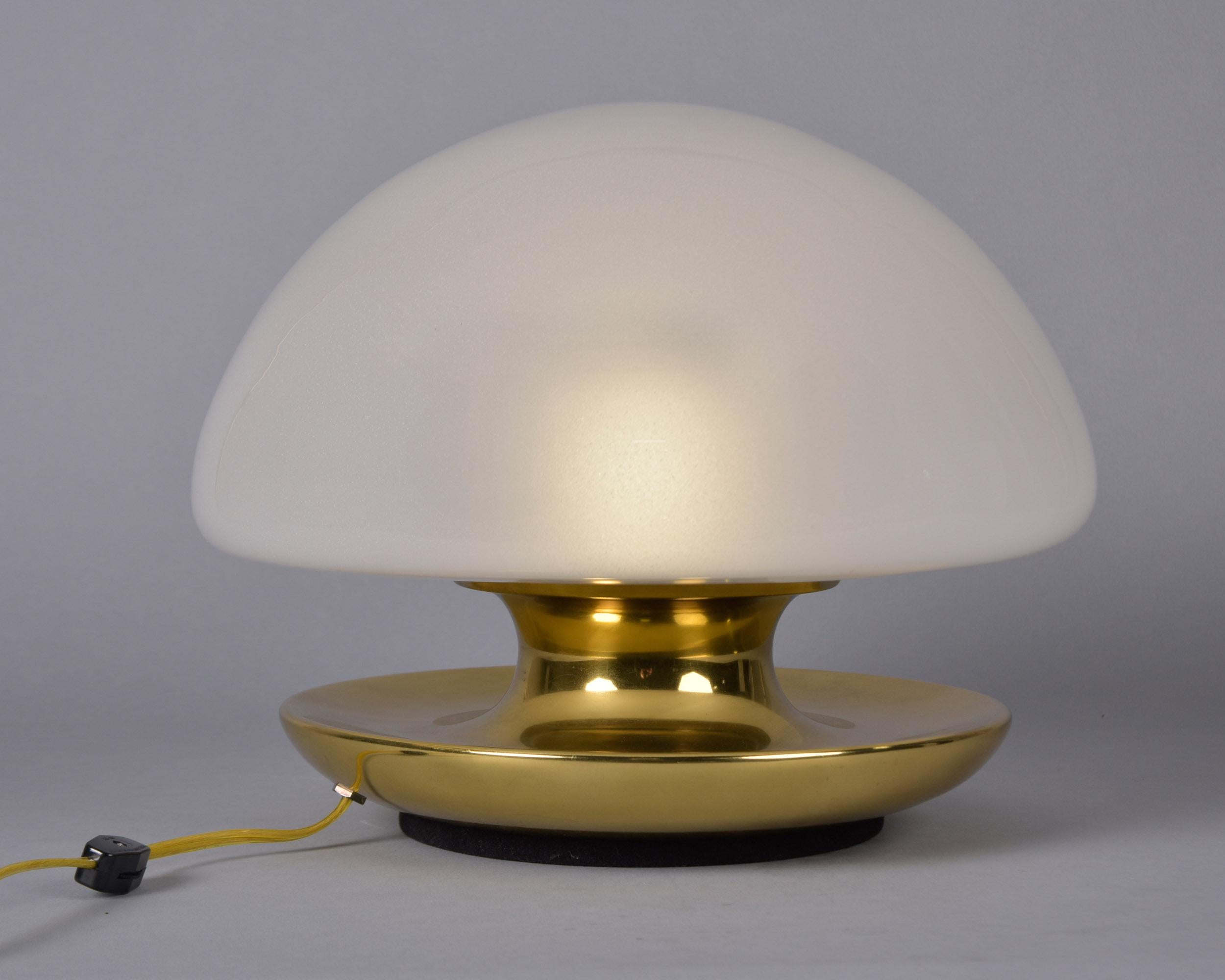 Lámpara de sobremesa italiana de mediados de siglo con globo de cristal blanco y base de latón en venta 2