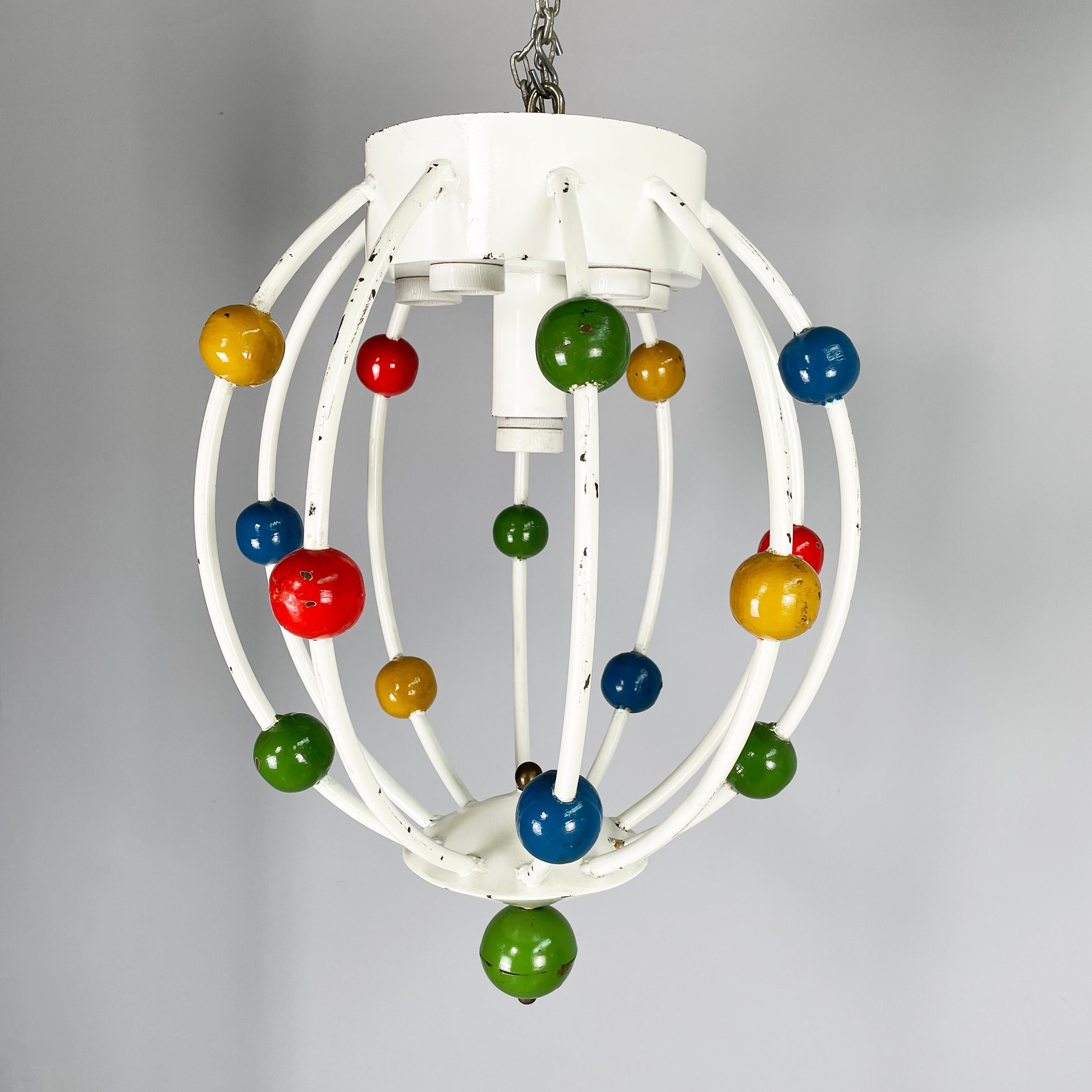 Lustre à 5 lumières en fer blanc avec sphères colorées, Italie, milieu du siècle dernier, années 1940
Lustre à 5 lumières avec une base ronde, entièrement en fer peint. La structure est constituée de tubulaires incurvés en métal peint en blanc. La