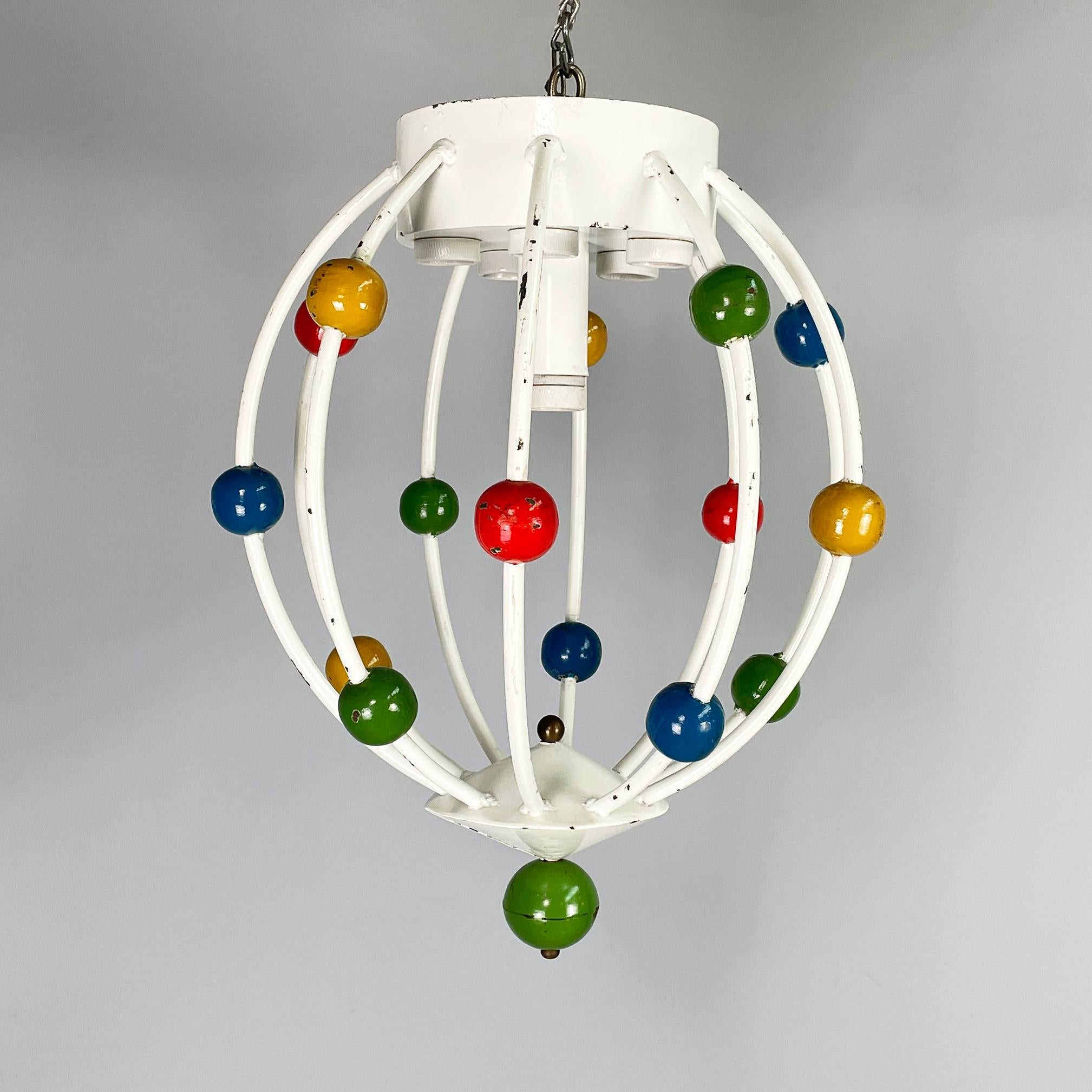 Mid-Century Modern Lustre italien du milieu du siècle dernier à 5 lumières en fer blanc avec sphères colorées, années 1940 en vente