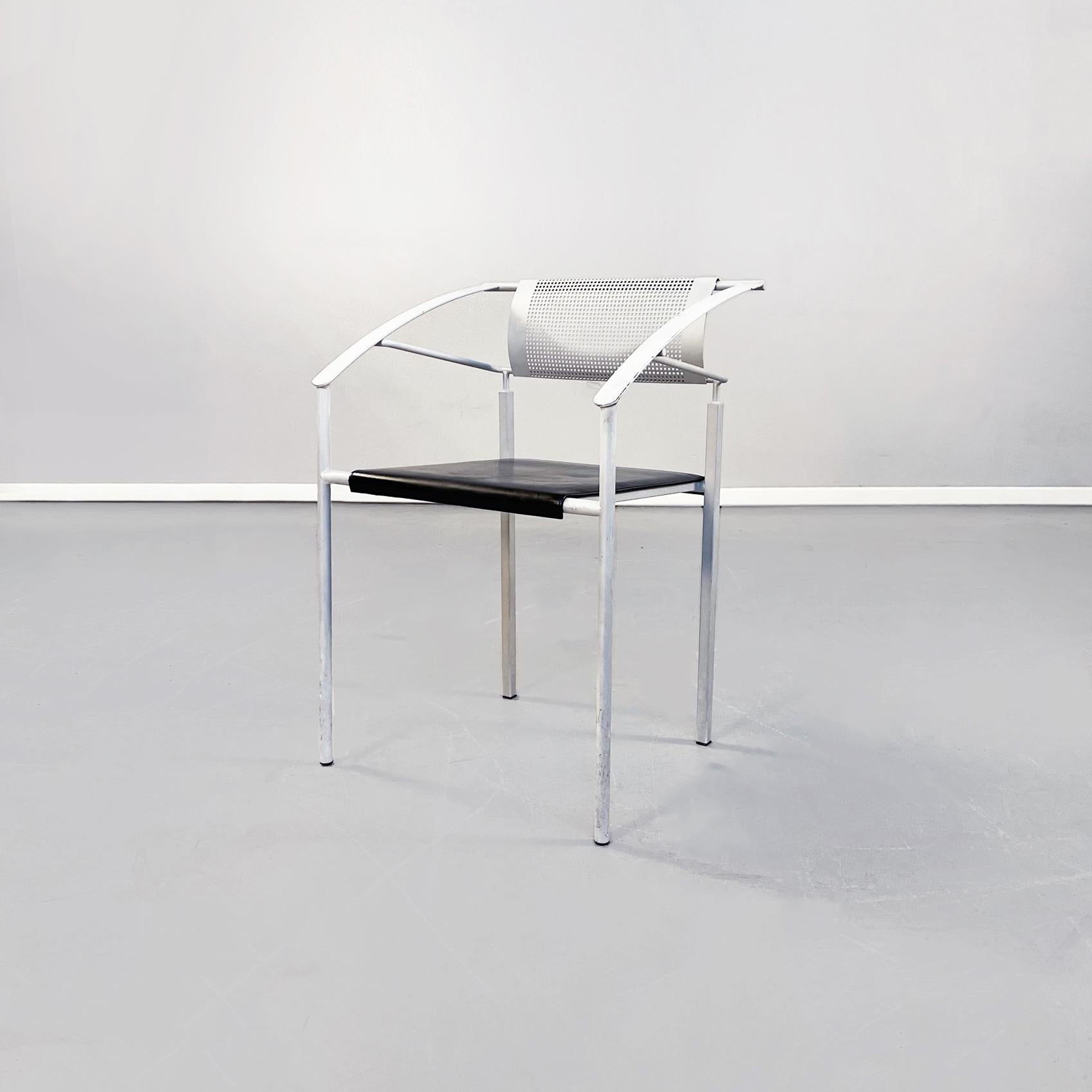 Italian mid-century White iron and black leather Carrè (VI) chairs by Fly Line, 1990s
Set of 4 Carrè (VI) model chairs with square seat in black leather. The structure is in white painted iron. The back is rectangular, slightly curved and