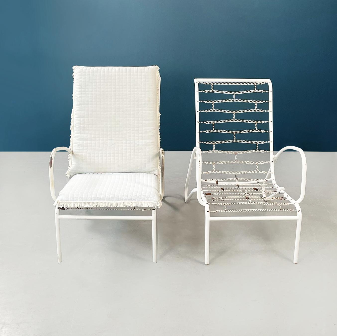 Italian mid-century White iron garden armchairs with fabric cushions, 1960s
Pair of garden armchairs in white painted iron. The structure is in tubular with a series of intertwined springs on the seat and back, on which are placed two quilted