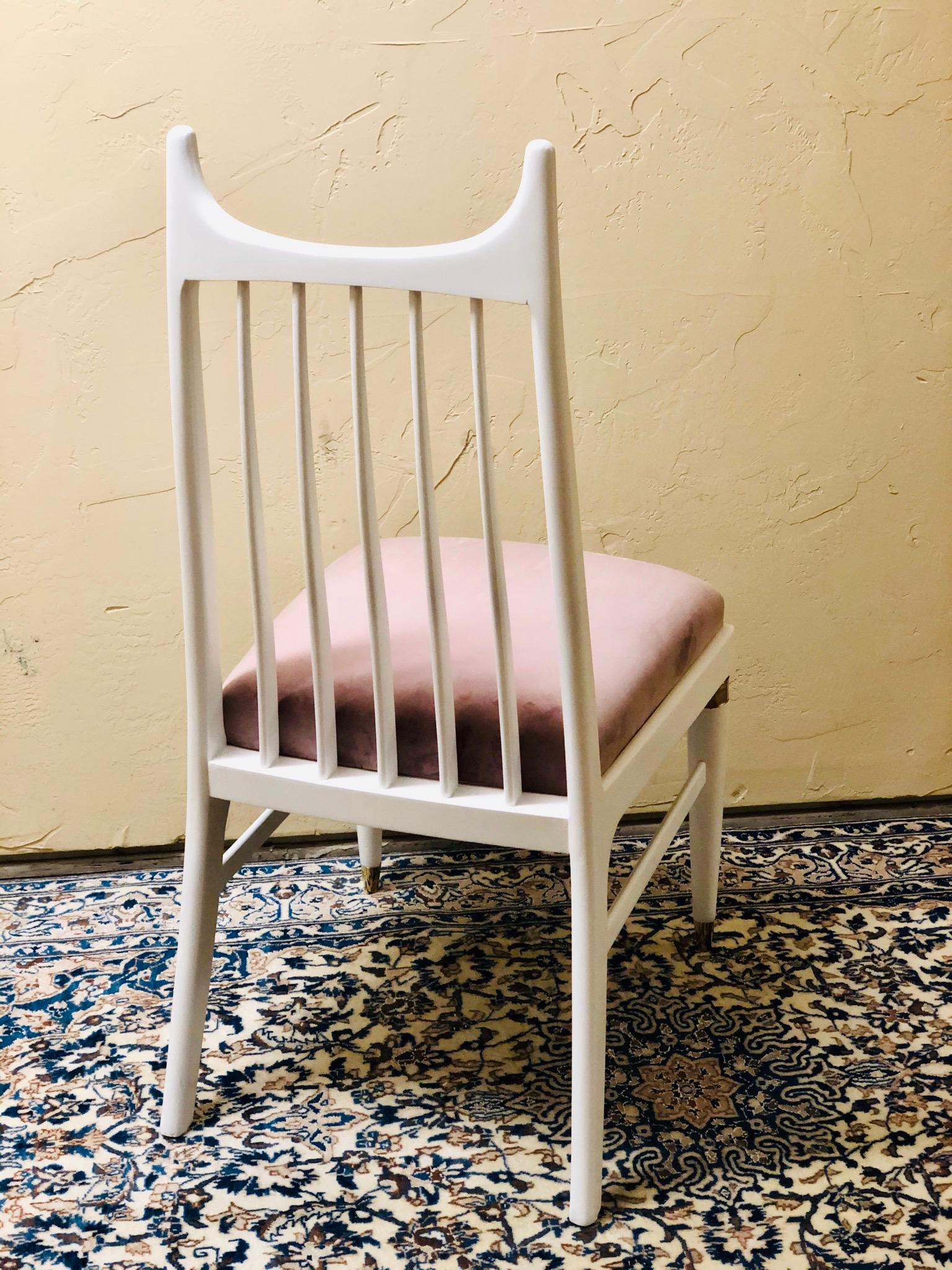 Italian Midcentury White Lacquer Chair with Brass Accents In Excellent Condition For Sale In San Diego, CA
