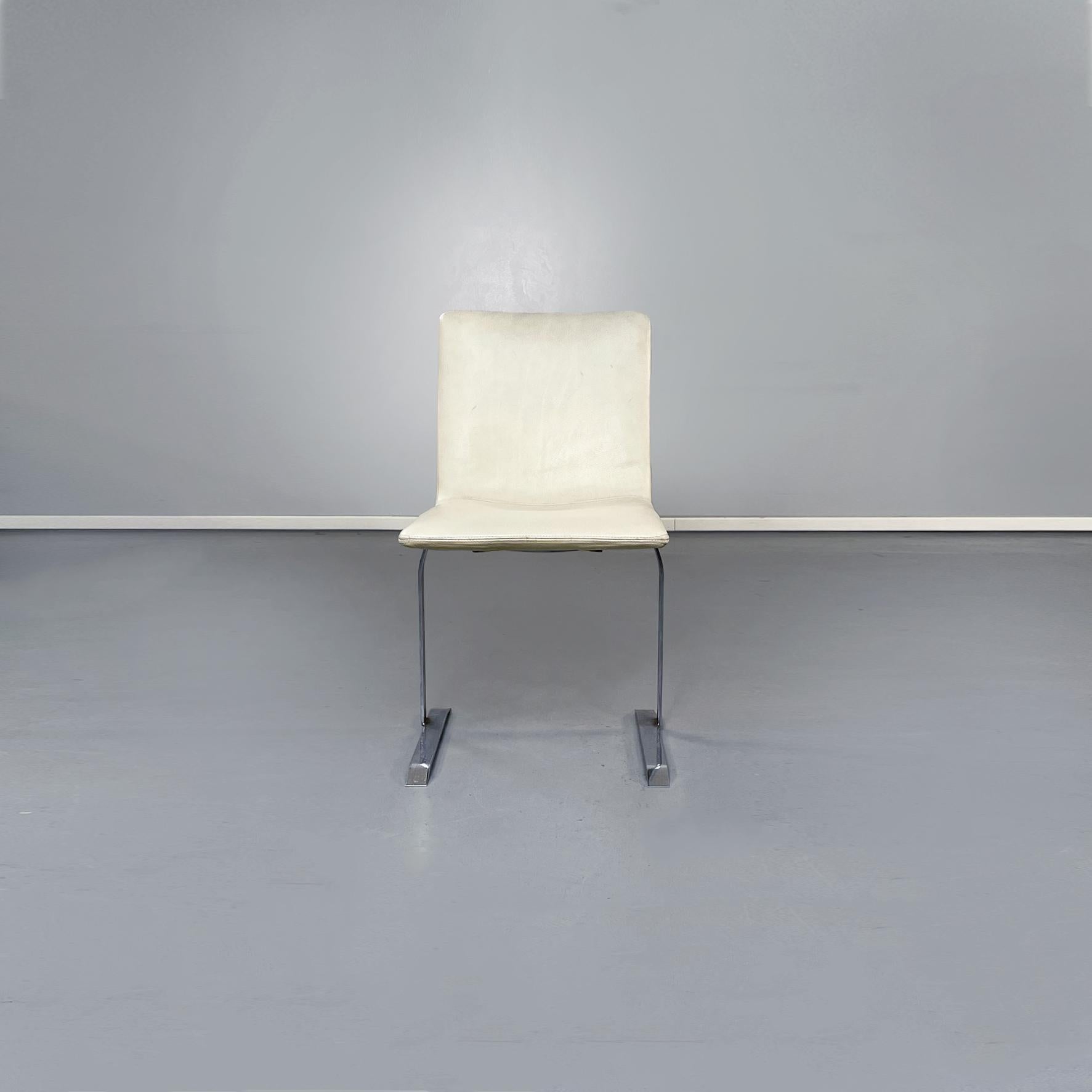 Italian mid-century white leather and steel chairs by Offredi for Saporiti, 1970s
Six chairs with curved padded seat covered in white leather, while the structure is in steel.
Produced by Saporiti in 1970s and designed by Giovanni Offredi. Labels