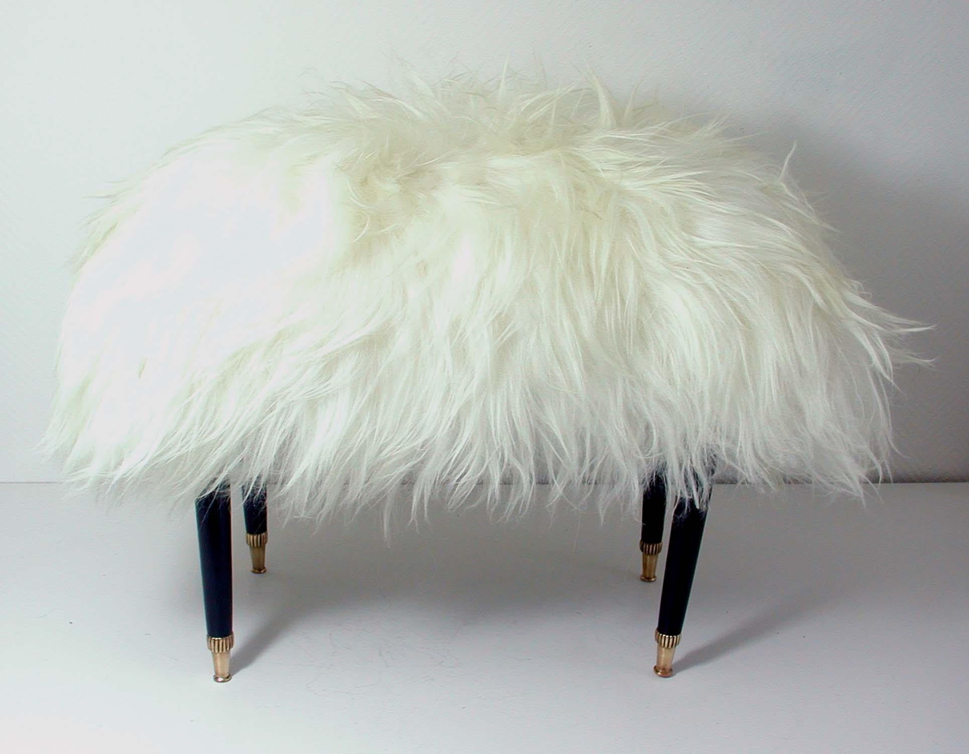 Italian Midcentury White Long Hair Iceland Sheep Bench Stool, 1950s In Good Condition In NUEMBRECHT, NRW
