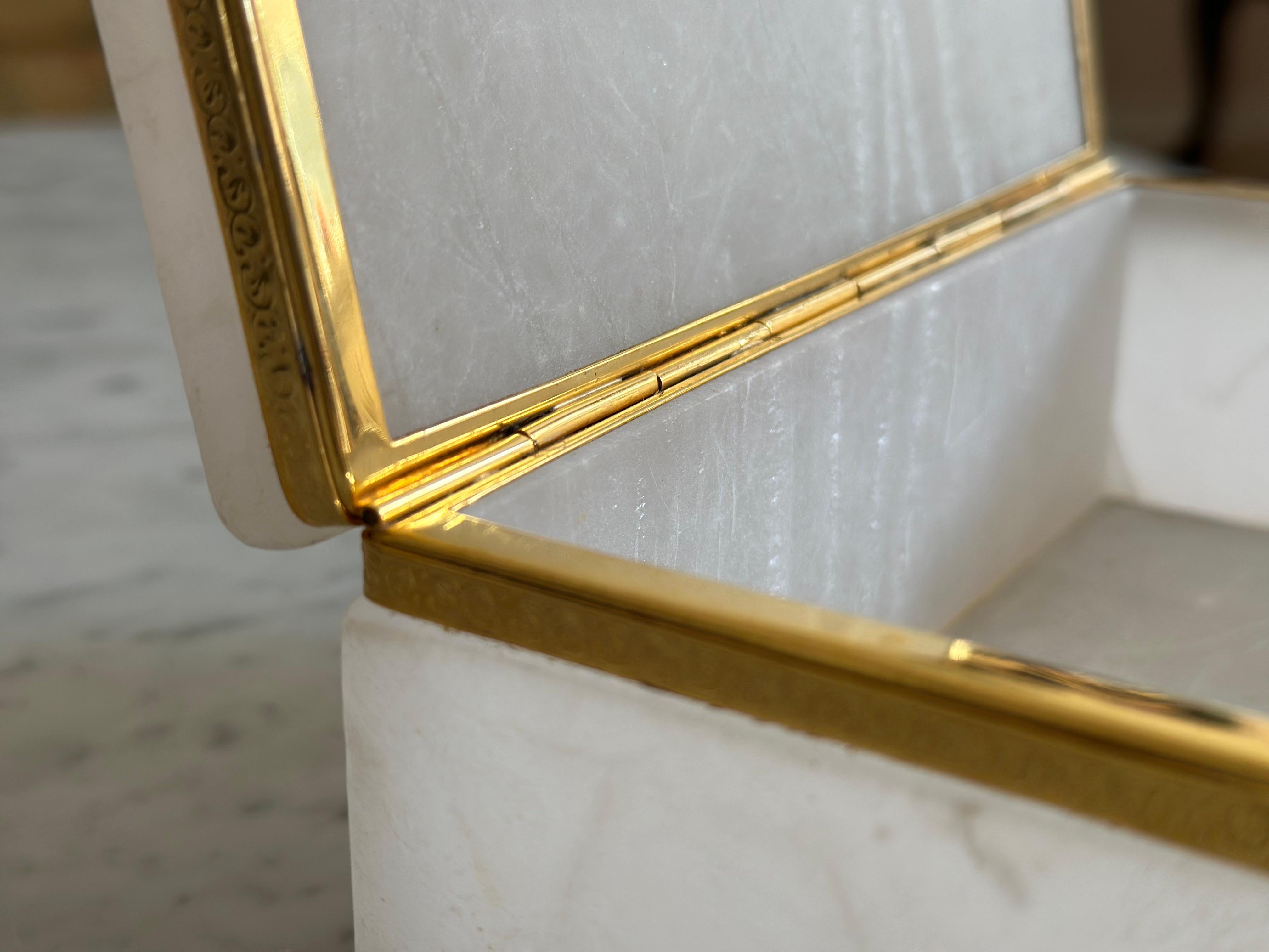 Italian Mid-Century White Marble Jewelry Box with Gilt Metal Mounts For Sale 6