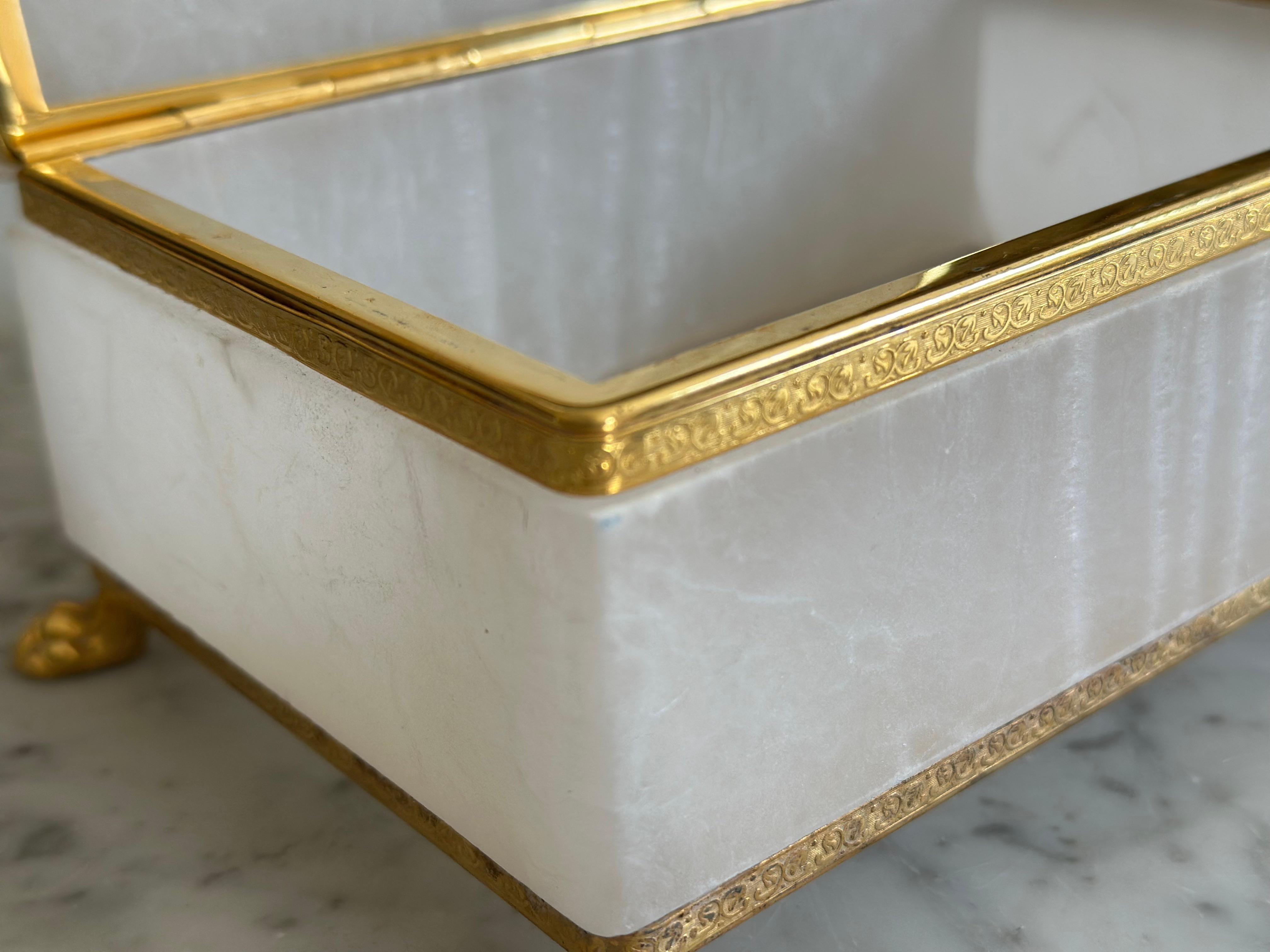Italian Mid-Century White Marble Jewelry Box with Gilt Metal Mounts For Sale 7