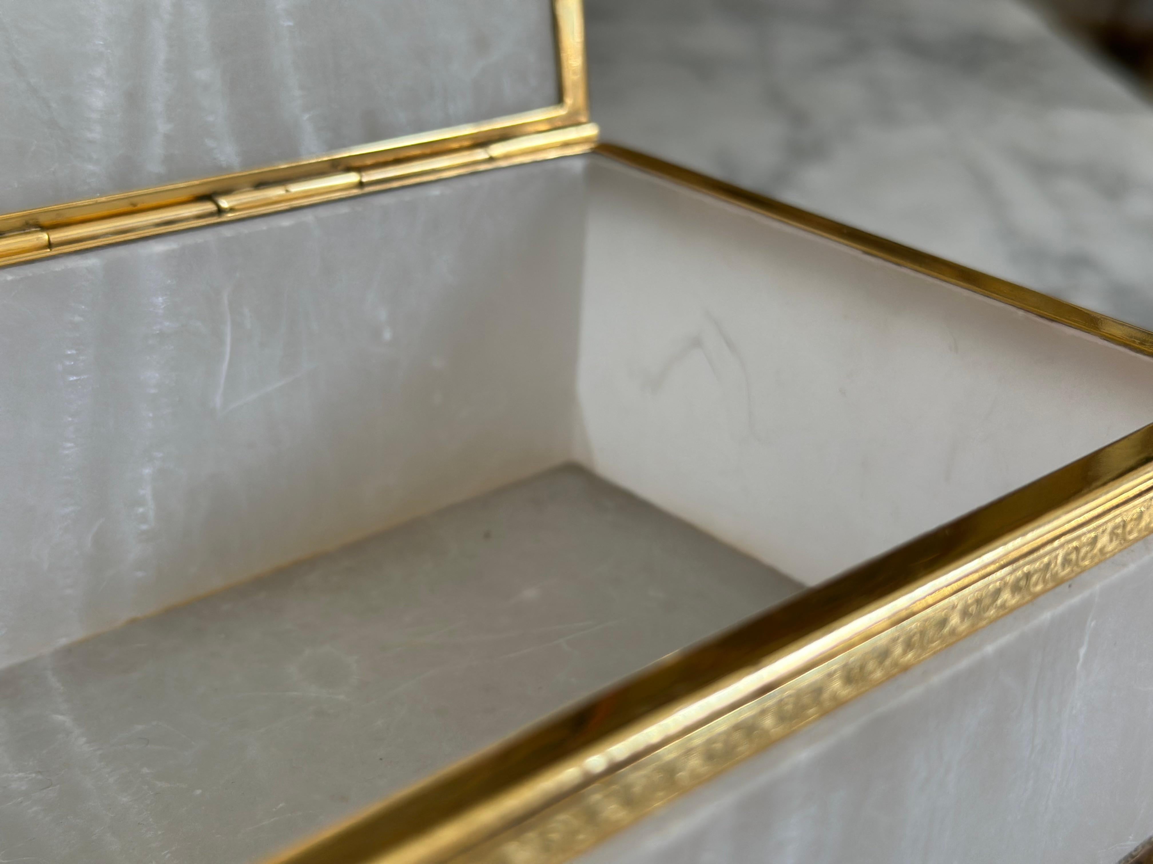 Italian Mid-Century White Marble Jewelry Box with Gilt Metal Mounts For Sale 8