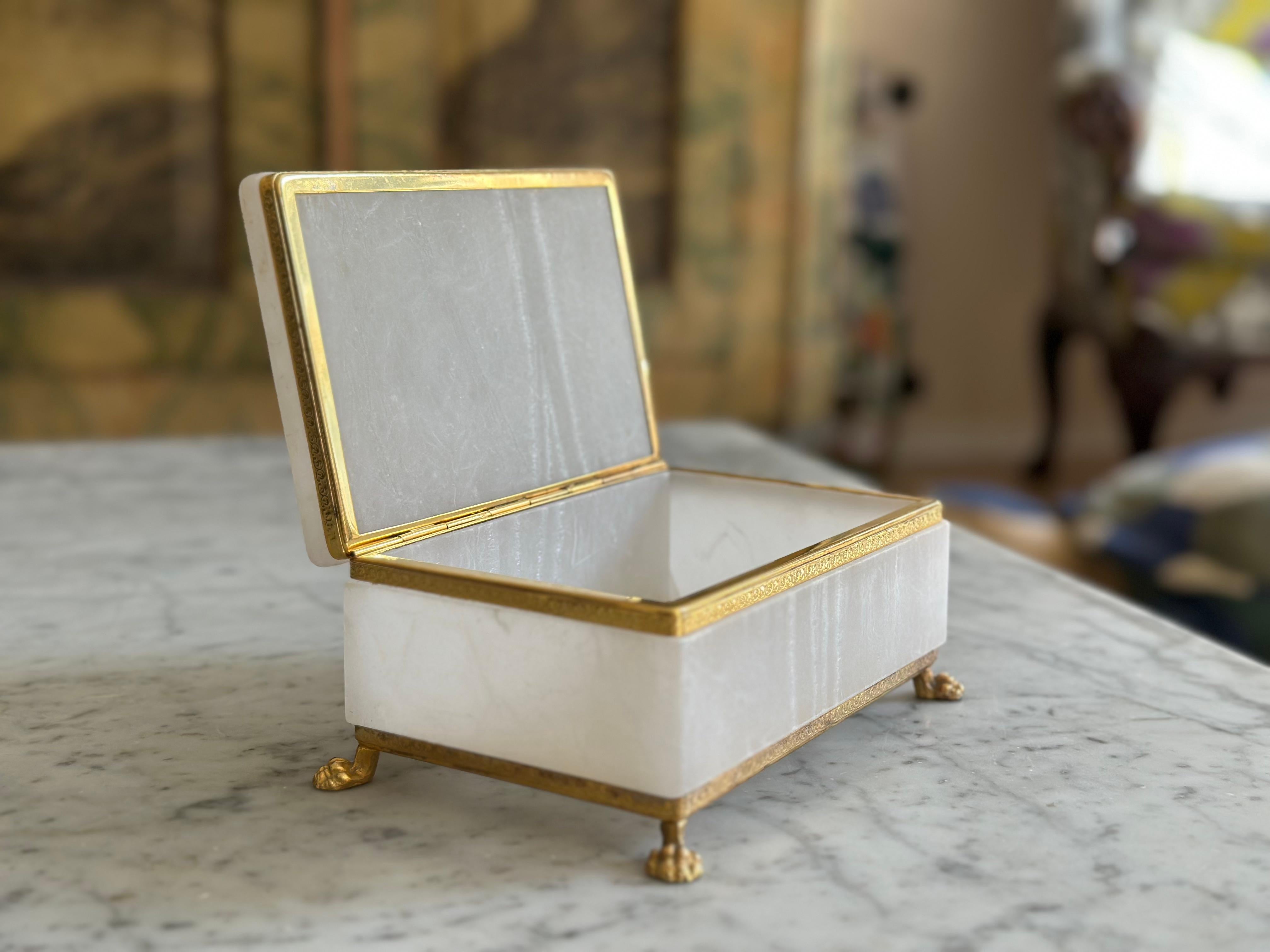Italian Mid-Century White Marble Jewelry Box with Gilt Metal Mounts For Sale 9