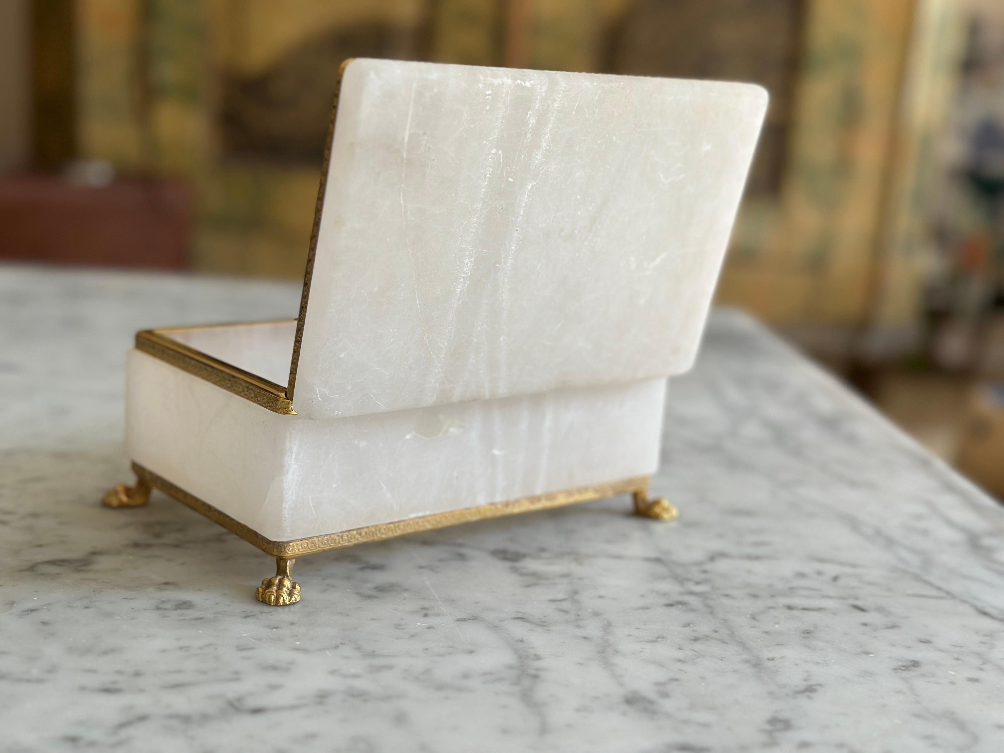 Italian Mid-Century White Marble Jewelry Box with Gilt Metal Mounts For Sale 10